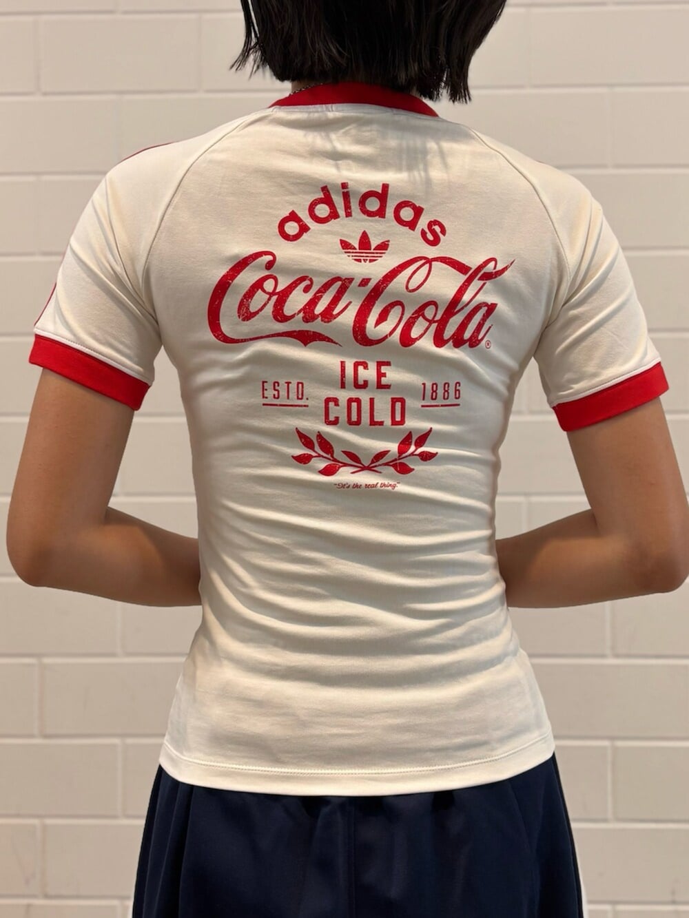 ホワイト系のTシャツ/カットソー、ブルー系のその他パンツ、ブラック系のスニーカーを着用したレディースの夏コーディネートの4枚目の写真