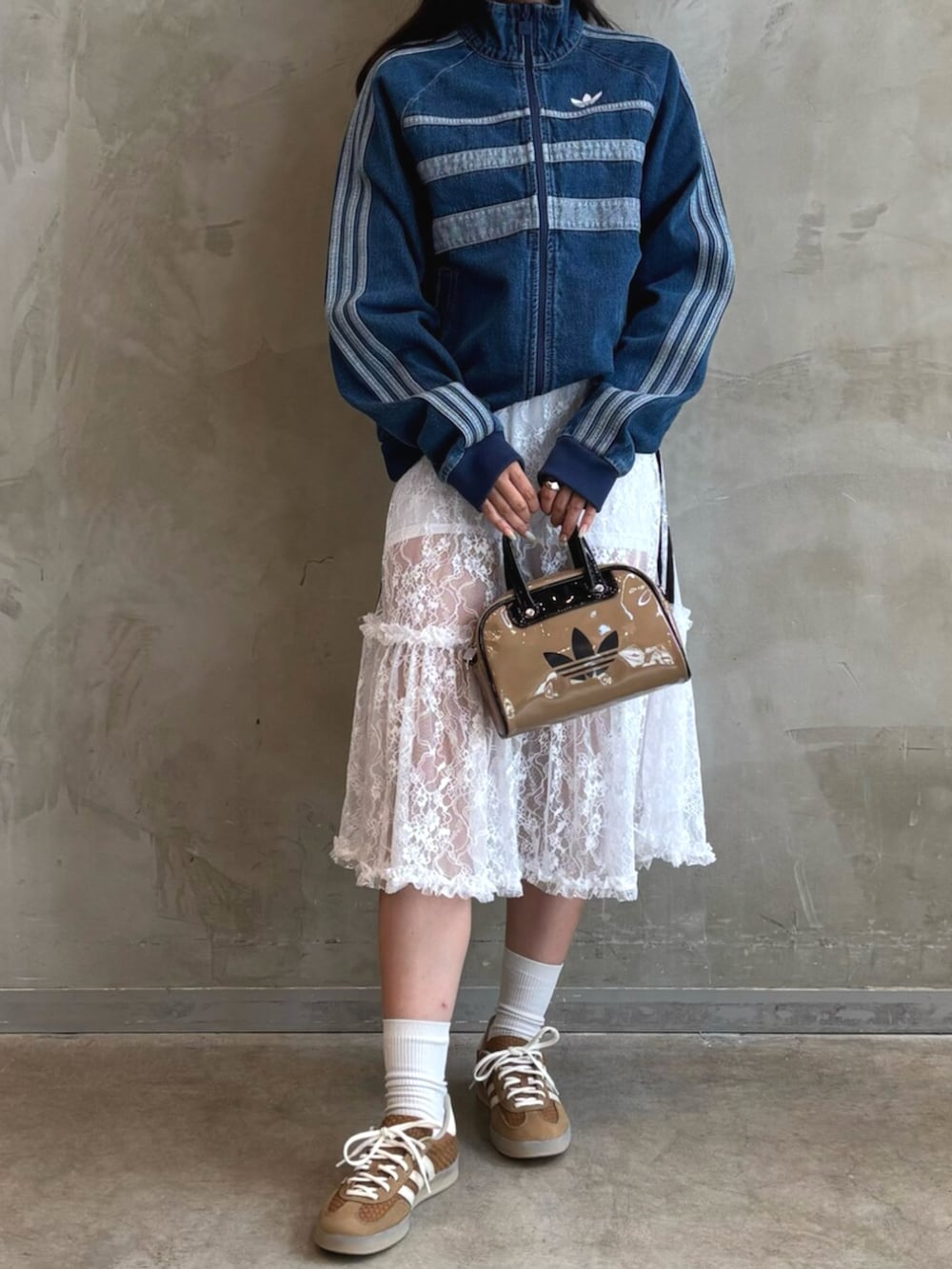 「スニーカー、スカート、デニムジャケット、adidas、アディダス、adidas originals、アディダスオリジナルス、gazelle」｜「adidasのアディカラー ミニボウリングバッグ/ アディダスオリジナルス adidas Originals（ショルダーバッグ、ベージュ系）」を使った、MNさん（レディース・161cm）の夏コーディネートの2枚目の写真