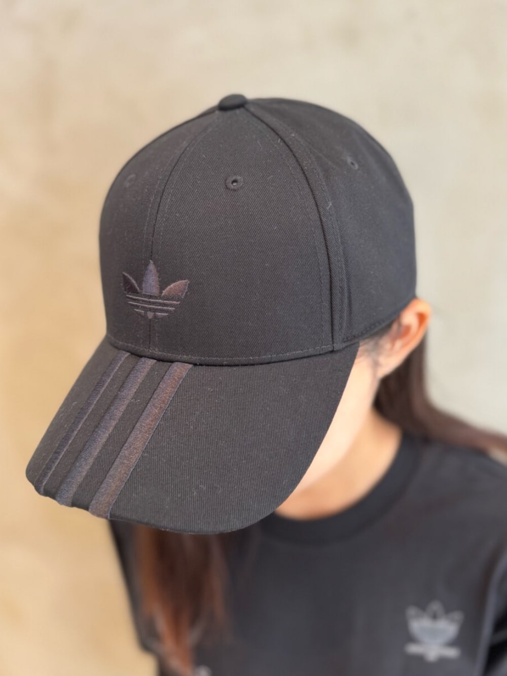 「adidas、adidas originals、アディダス、アディダスオリジナルス、スニーカー、Tシャツ、ハーフパンツ」｜「adidasのスポンサーズ 半袖Tシャツ / アディダスオリジナルス adidas Originals（Tシャツ/カットソー、ブラック系）」を使った、MNさん（レディース・161cm）の夏コーディネートの4枚目の写真