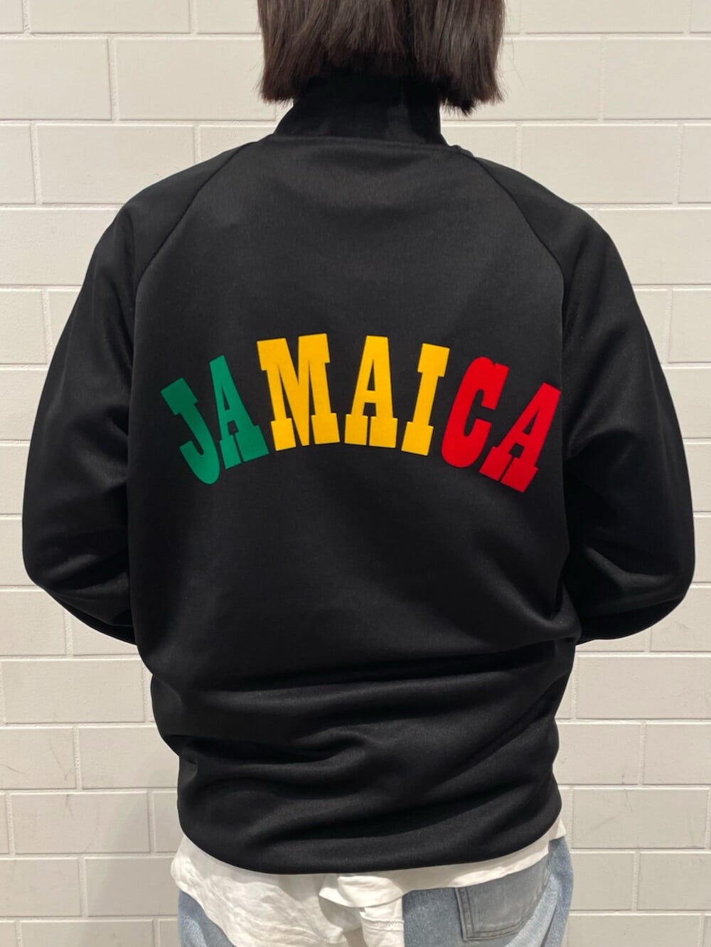 ブラック系のジャージ、ブラック系のスニーカーを着用したレディースの冬コーディネートの5枚目の写真