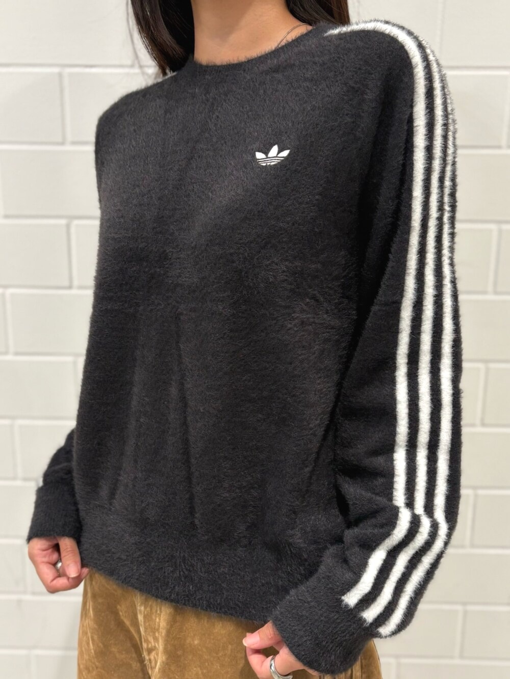 ブラック系のシューズ、ブラック系のニット/セーター、ブラウン系のその他パンツを着用したレディースの秋コーディネートの3枚目の写真