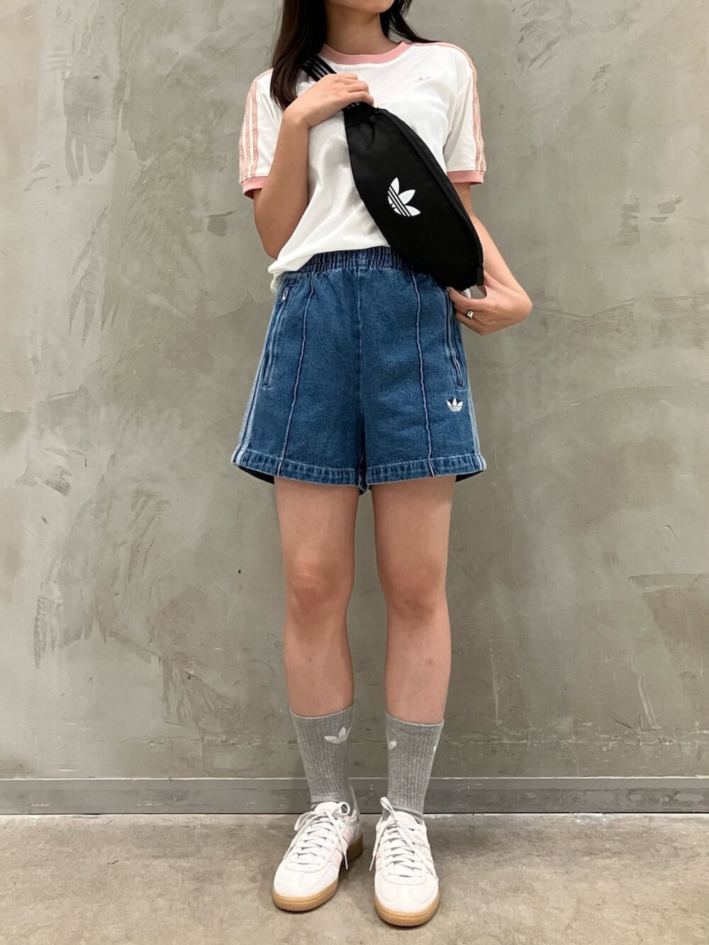 グレー系のスニーカー、ブルー系のデニムパンツ、ホワイト系のTシャツ/カットソーを着用したレディースの夏コーディネートの2枚目の写真