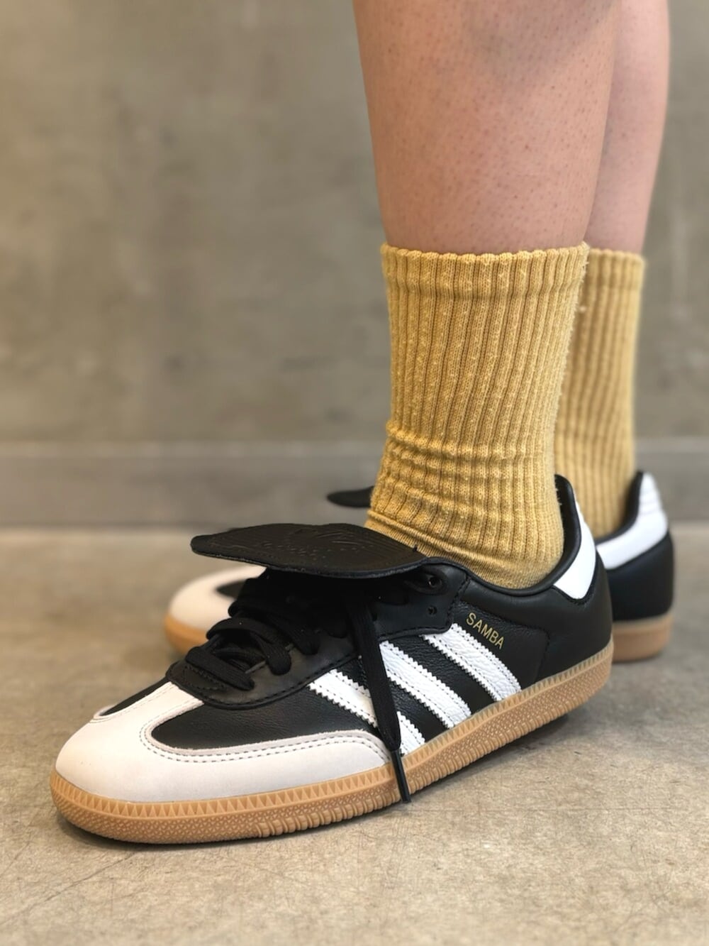 「adidas、adidas originals、アディダス、アディダスオリジナルス、スニーカー、Tシャツ、アディカラー、デニムハーフパンツ、samba、samba LT」｜「adidasのサンバ LT / Samba LT（シューズ、ブラック系）」を使った、MNさん（レディース・161cm）の夏コーディネートの6枚目の写真