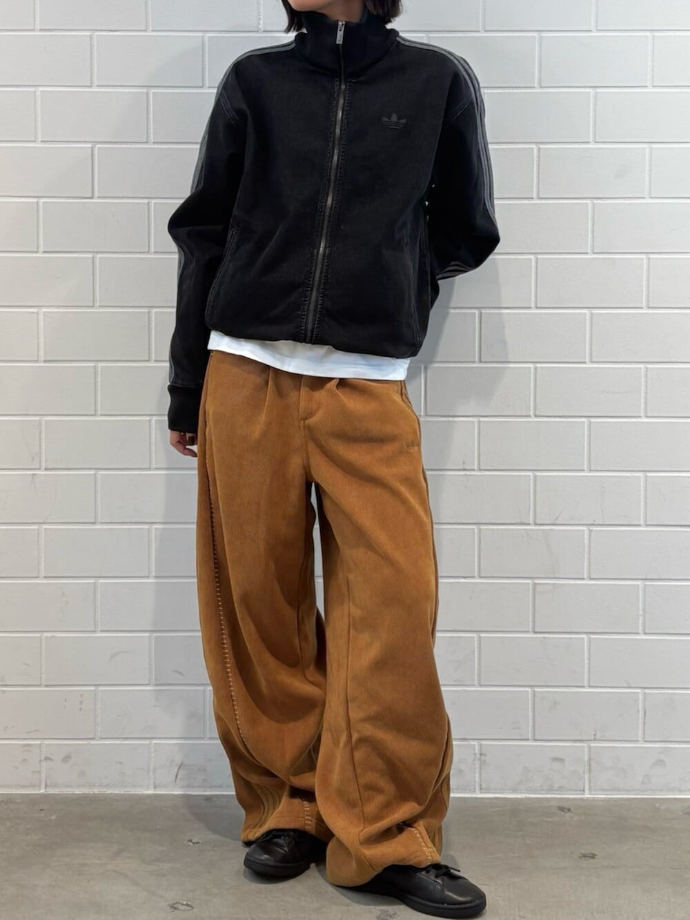 ブラック系のシューズ、ブラウン系のその他パンツ、ブラック系のジャージを着用したレディースの冬コーディネートの2枚目の写真