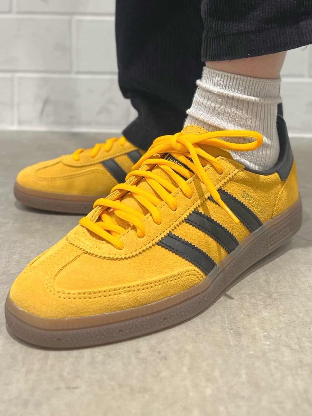 ブラック系のジャケット/アウター、イエロー系のスニーカー、ブラック系のジャージを着用したレディースの冬コーディネートの6枚目の写真