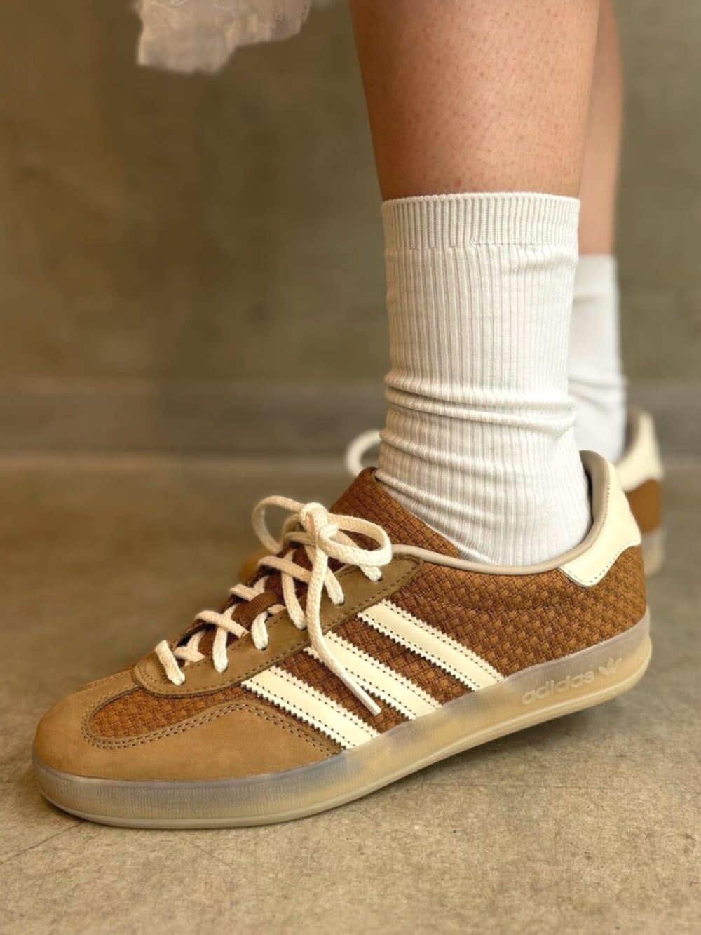 「スニーカー、スカート、デニムジャケット、adidas、アディダス、adidas originals、アディダスオリジナルス、gazelle」｜「adidasのアディカラー ミニボウリングバッグ/ アディダスオリジナルス adidas Originals（ショルダーバッグ、ベージュ系）」を使った、MNさん（レディース・161cm）の夏コーディネートの6枚目の写真