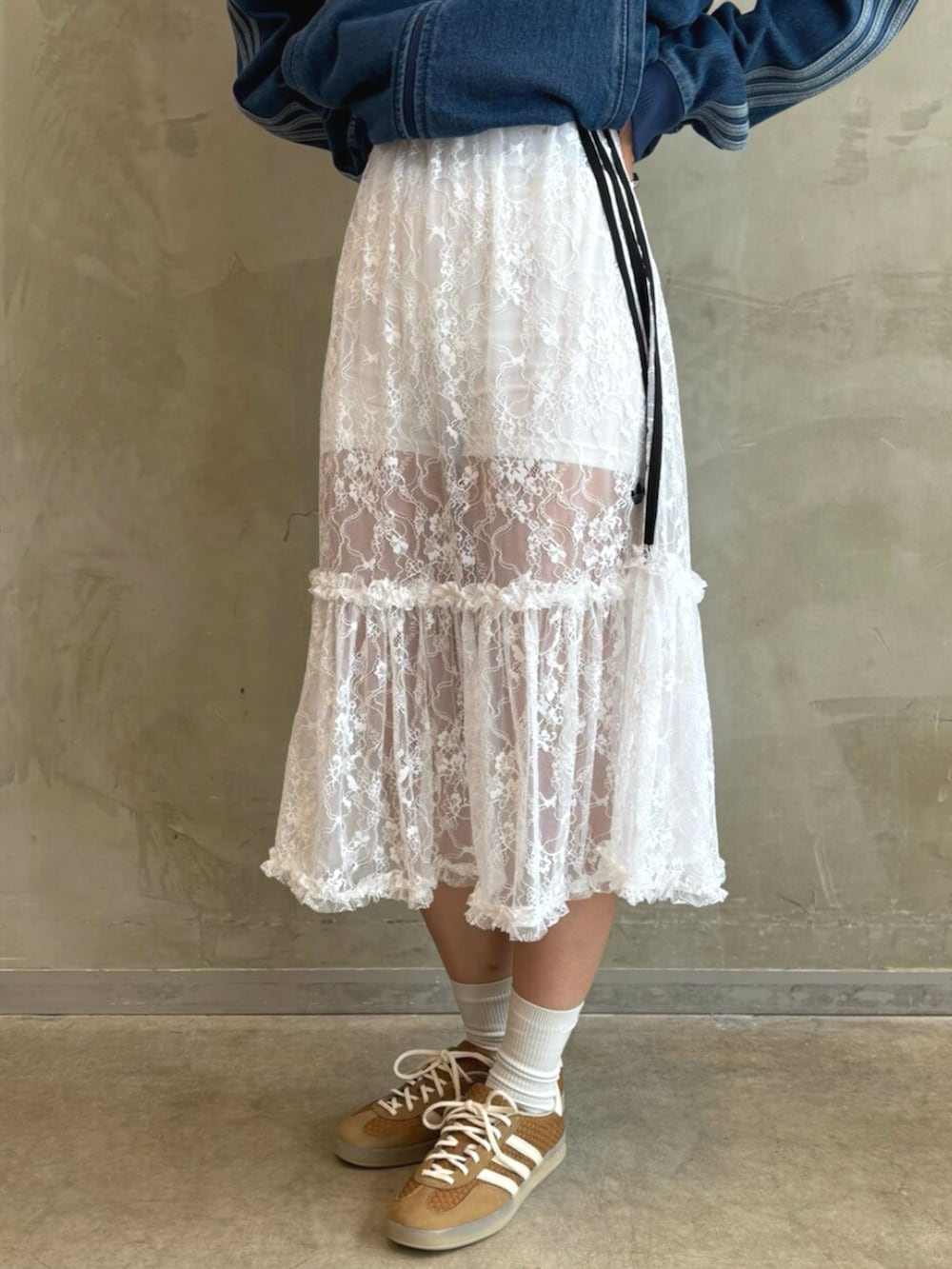 「スニーカー、スカート、デニムジャケット、adidas、アディダス、adidas originals、アディダスオリジナルス、gazelle」｜「adidasのアディカラー ミニボウリングバッグ/ アディダスオリジナルス adidas Originals（ショルダーバッグ、ベージュ系）」を使った、MNさん（レディース・161cm）の夏コーディネートの5枚目の写真