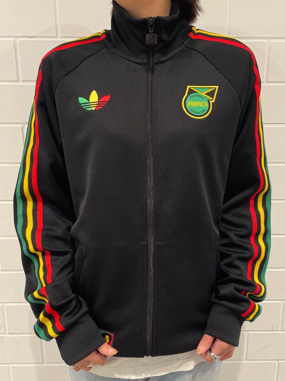 ブラック系のジャージ、ブラック系のスニーカーを着用したレディースの冬コーディネートの4枚目の写真