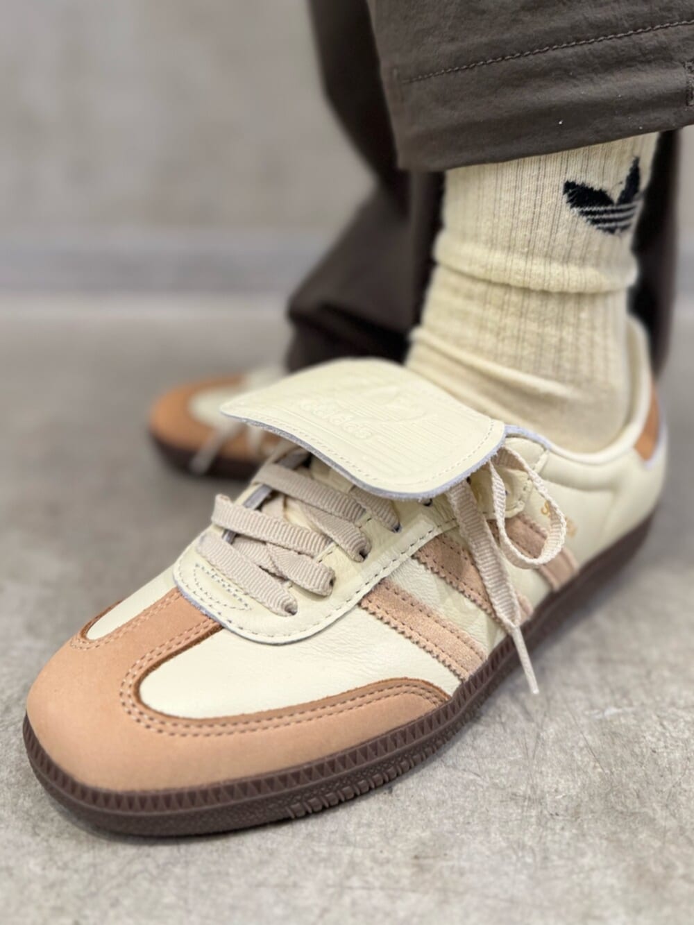 「adidas、adidas originals、アディダス、アディダスオリジナルス、スニーカー、カーゴパンツ、sambaLT、バッグ」｜「adidasのカットアウト カリ半袖Tシャツ / アディダスオリジナルス adidas Originals（Tシャツ/カットソー、ブラック系）」を使った、MNさん（レディース・161cm）の夏コーディネートの6枚目の写真