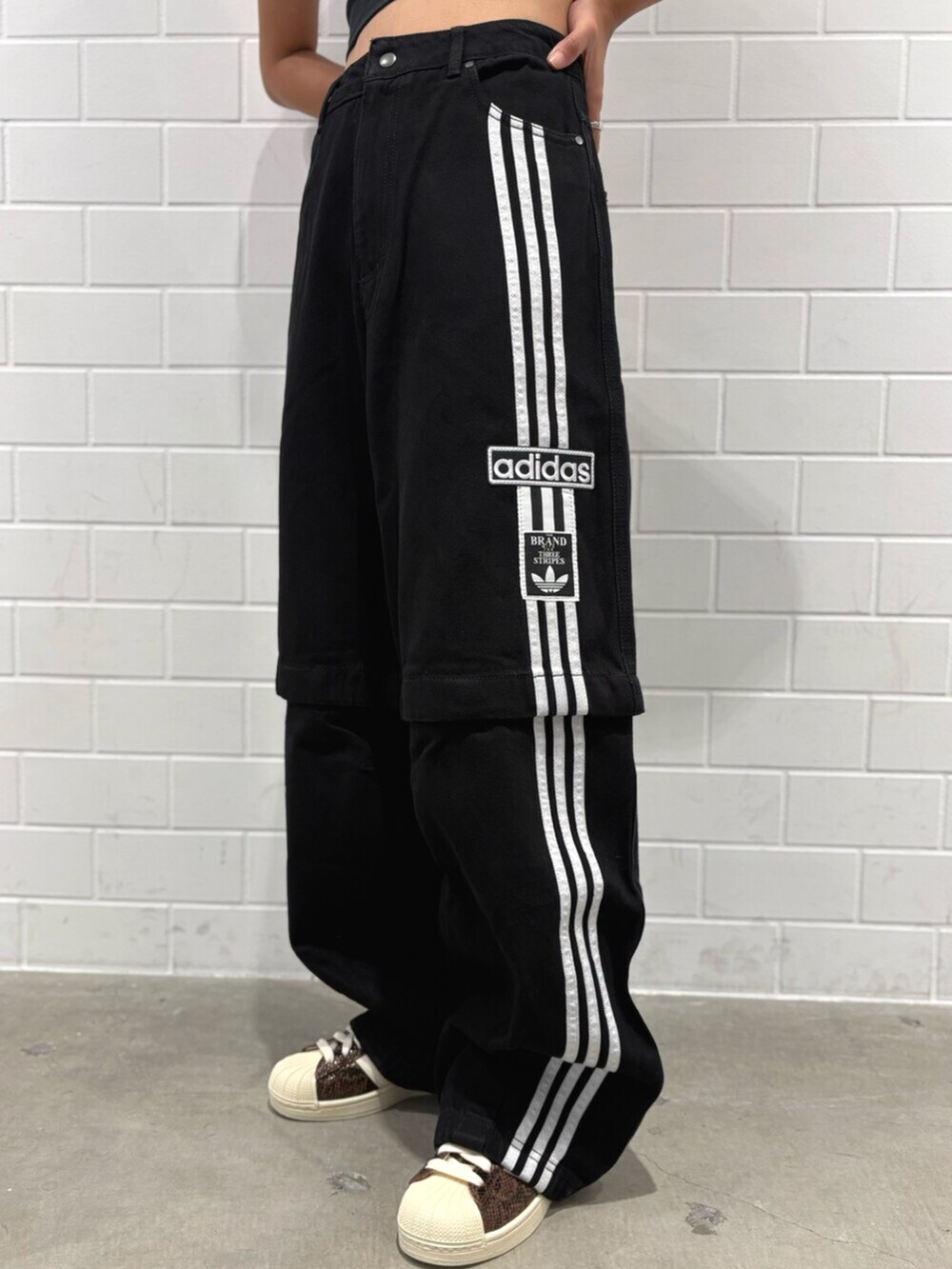 ベージュ系のショルダーバッグ、ブラウン系のジャケット/アウター、ブラック系のTシャツ/カットソーを着用したレディースの秋コーディネートの6枚目の写真