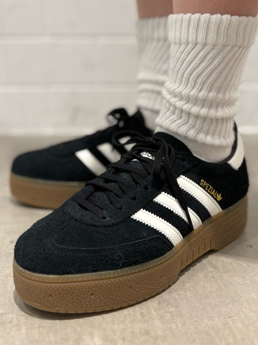 ブラック系のデニムジャケット、ブラック系のスニーカー、シルバー系のデニムパンツを着用したレディースの冬コーディネートの6枚目の写真