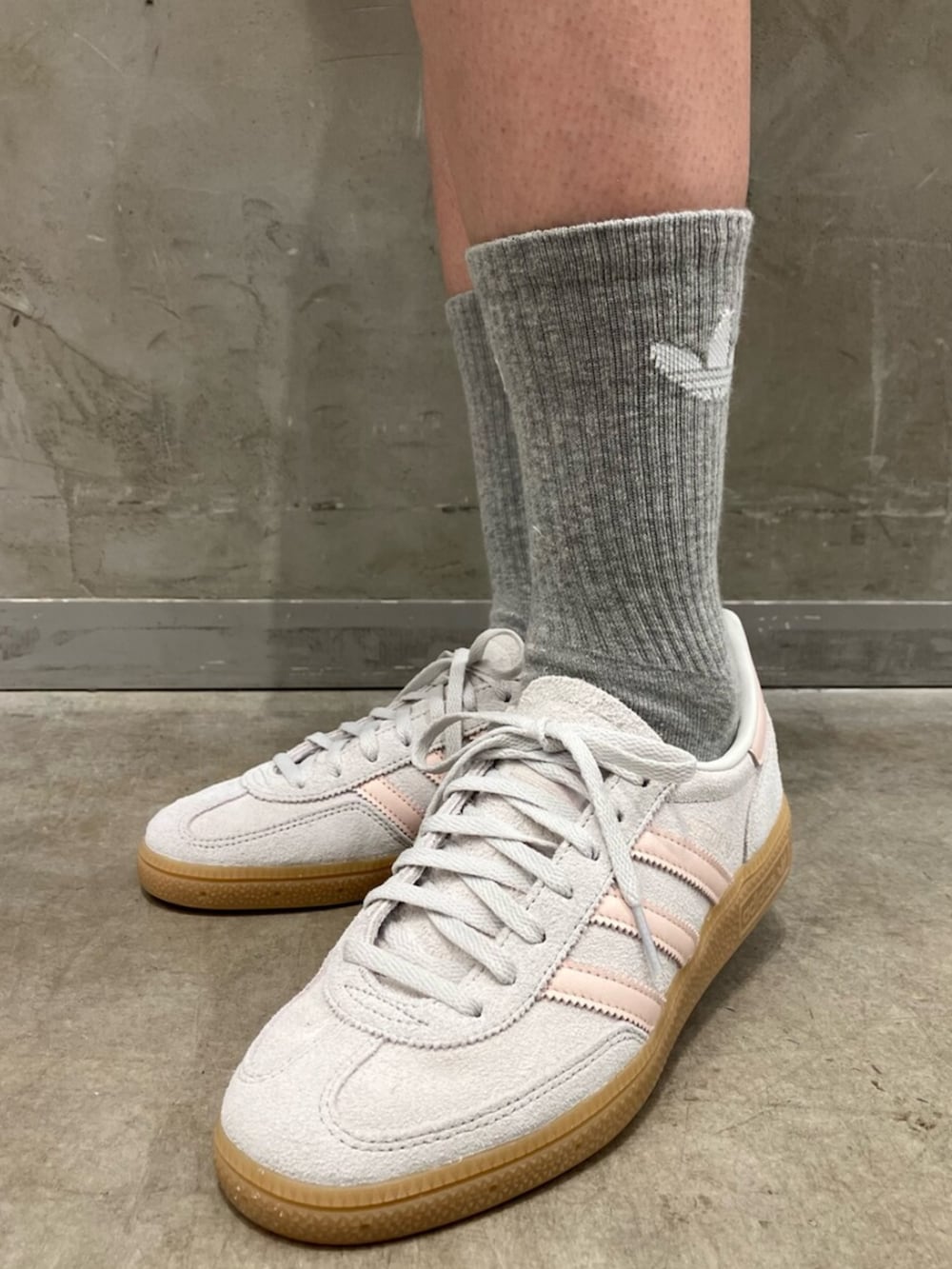 グレー系のスニーカー、ブルー系のデニムパンツ、ホワイト系のTシャツ/カットソーを着用したレディースの夏コーディネートの6枚目の写真