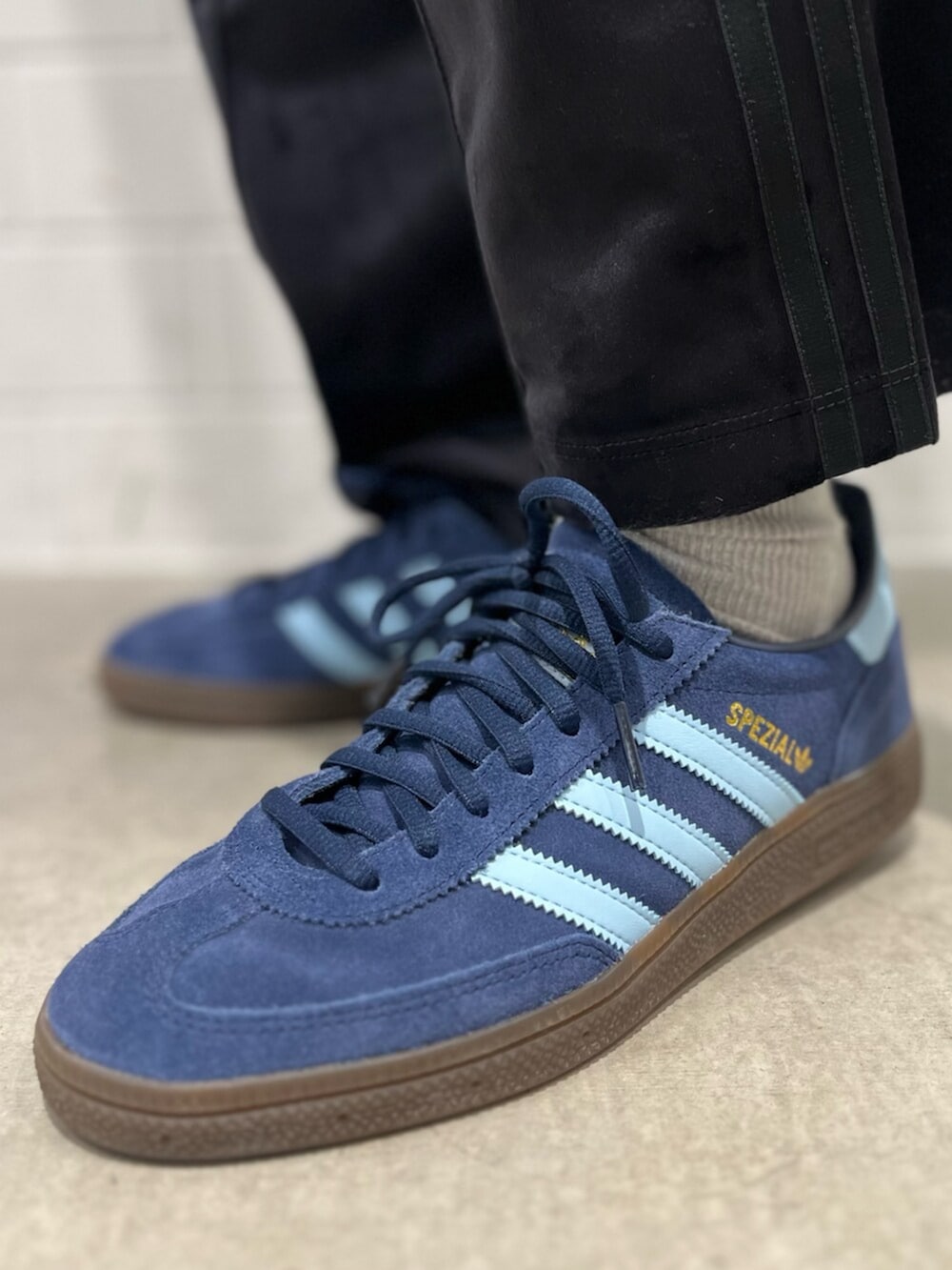 ブラック系のスウェットパンツ、ブルー系のスニーカー、ブラック系のトップスを着用したレディースの秋コーディネートの6枚目の写真