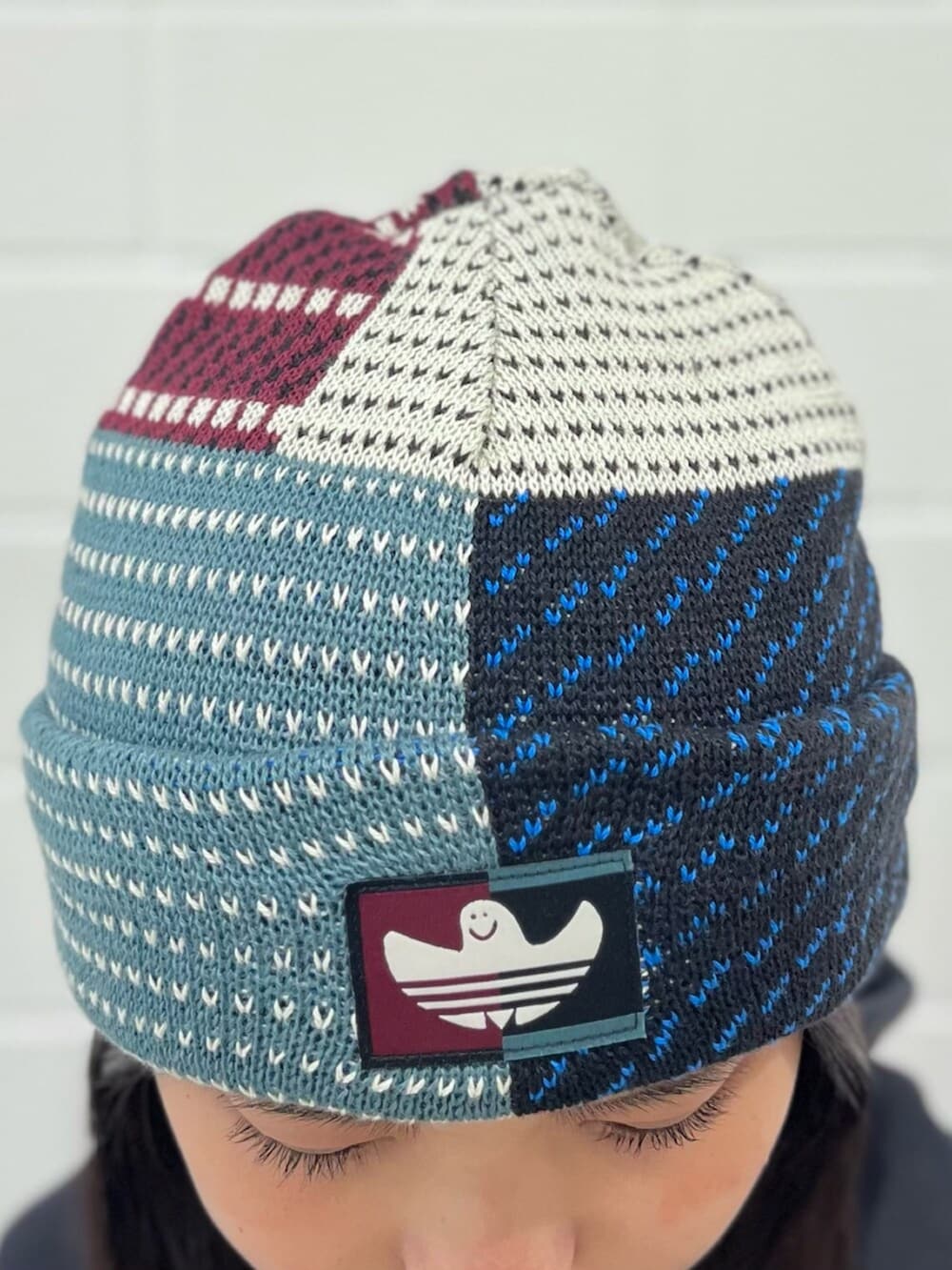 ブラック系のスウェットパンツ、ブルー系のスニーカー、ブラック系のトップスを着用したレディースの秋コーディネートの3枚目の写真