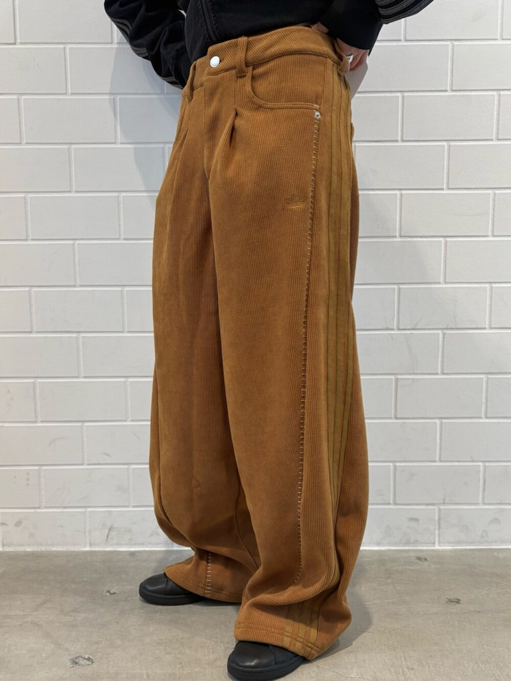 ブラック系のシューズ、ブラウン系のその他パンツ、ブラック系のジャージを着用したレディースの冬コーディネートの5枚目の写真