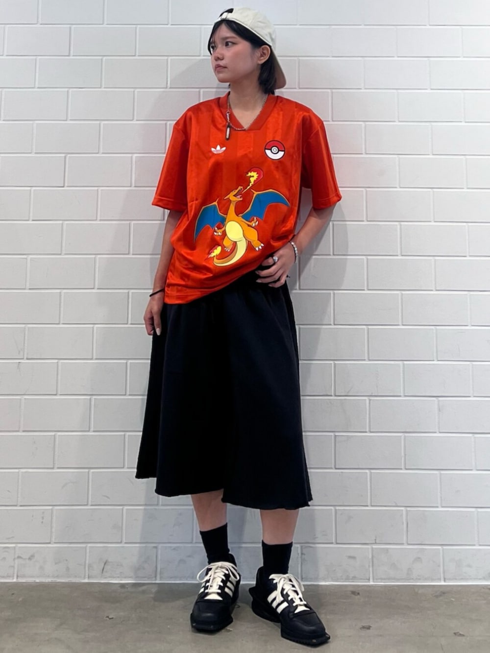 ブラック系のシューズ、オレンジ系のTシャツ/カットソー、ブラック系のその他パンツを着用したレディースの秋コーディネートの3枚目の写真