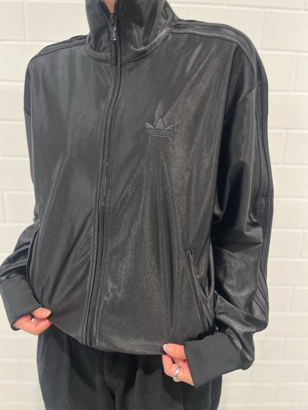 ブラック系のジャケット/アウター、イエロー系のスニーカー、ブラック系のジャージを着用したレディースの冬コーディネートの5枚目の写真