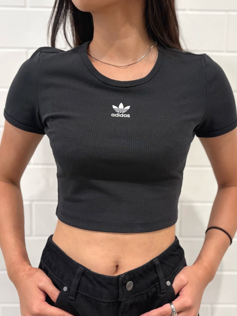 ベージュ系のショルダーバッグ、ブラウン系のジャケット/アウター、ブラック系のTシャツ/カットソーを着用したレディースの秋コーディネートの5枚目の写真