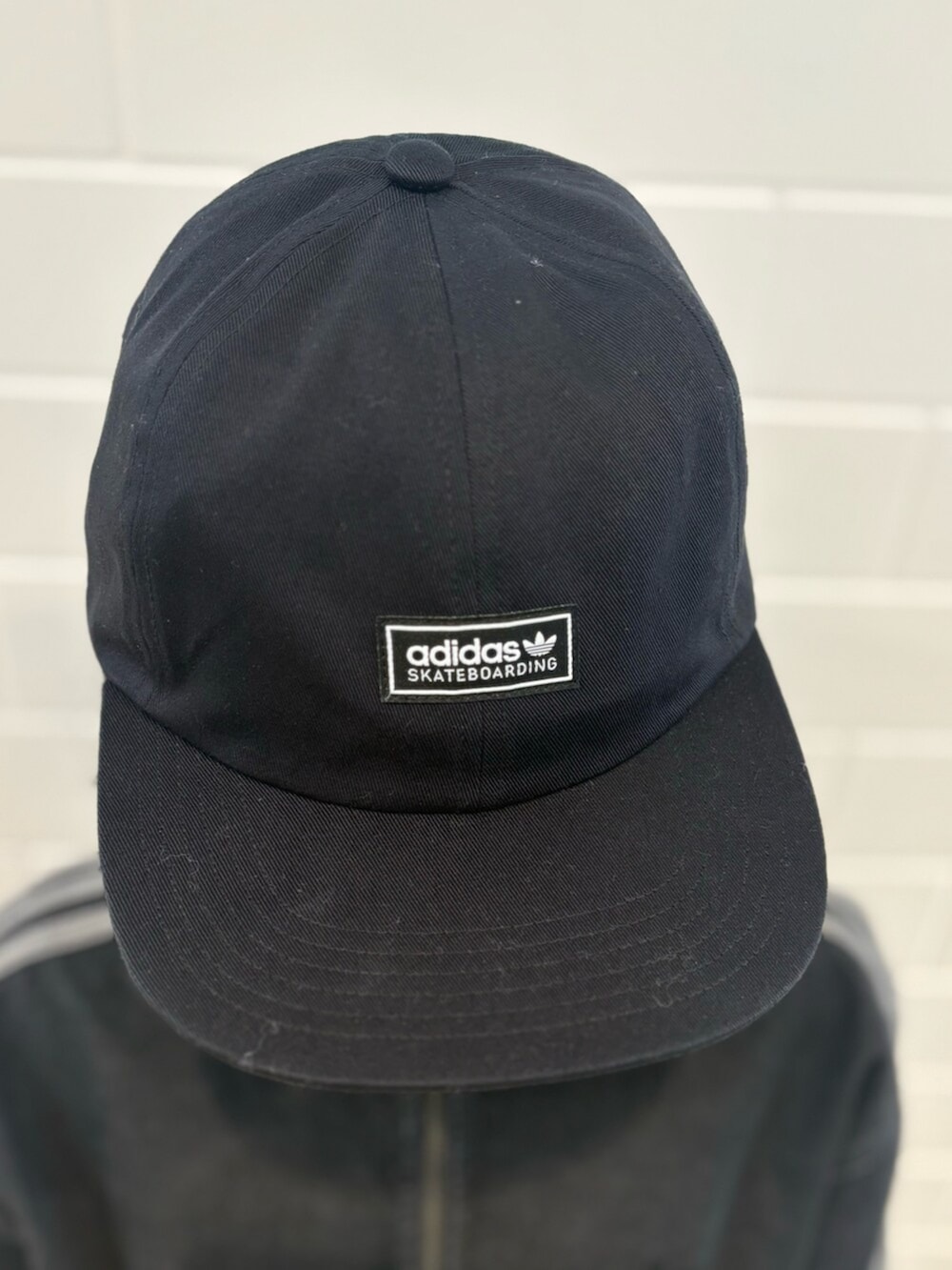 ブラック系のシューズ、ブラウン系のその他パンツ、ブラック系のジャージを着用したレディースの冬コーディネートの3枚目の写真