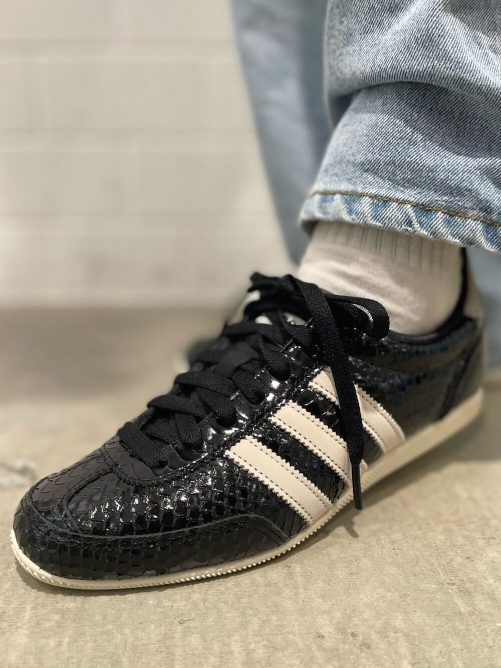 ブラック系のジャージ、ブラック系のスニーカーを着用したレディースの冬コーディネートの6枚目の写真