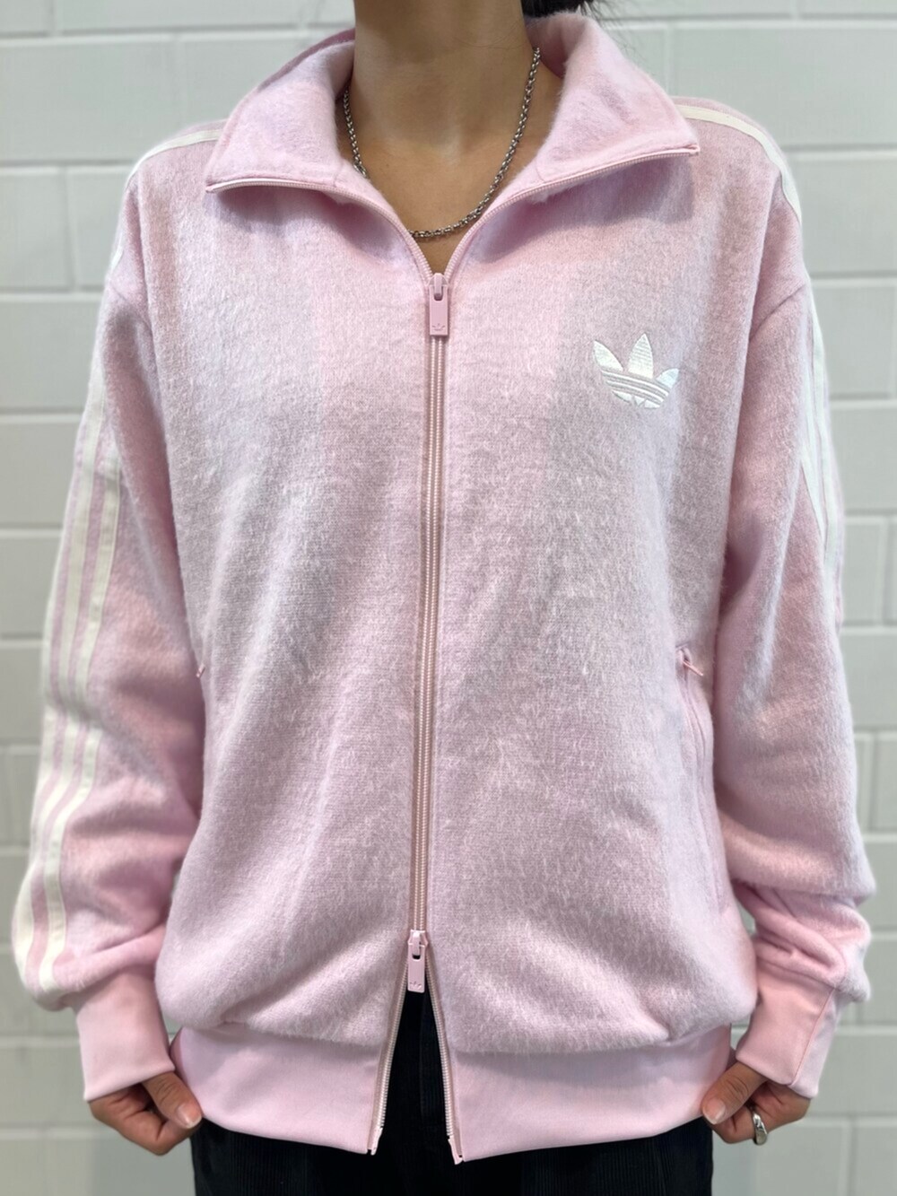 ブラウン系のスニーカー、ピンク系のジャージ、ホワイト系のキャップを着用したレディースの秋コーディネートの5枚目の写真