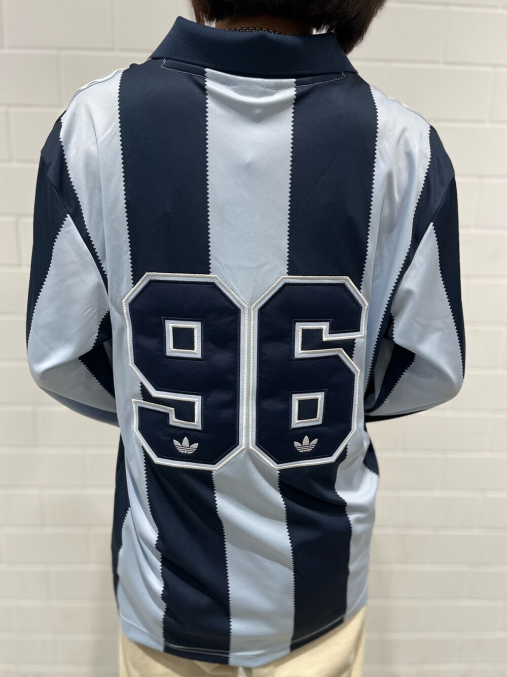 ブルー系のトップス、ブラック系のスニーカーを着用したレディースの冬コーディネートの5枚目の写真