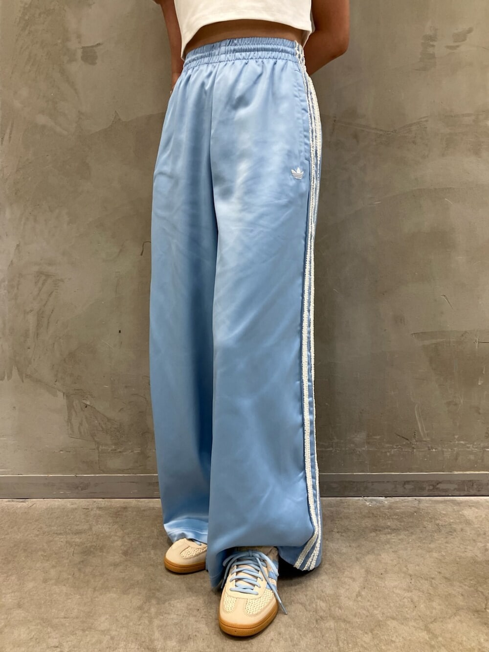 「スニーカー、Tシャツ、adidas、アディダス、ワイドパンツ、adidas originals、アディダスオリジナルス、SPEZIAL 」｜「adidasのアディカラー ダイヤモンドシェイプ バッグ / アディダスオリジナルス adidas Originals（ショルダーバッグ、シルバー系）」を使った、MNさん（レディース・161cm）の夏コーディネートの7枚目の写真
