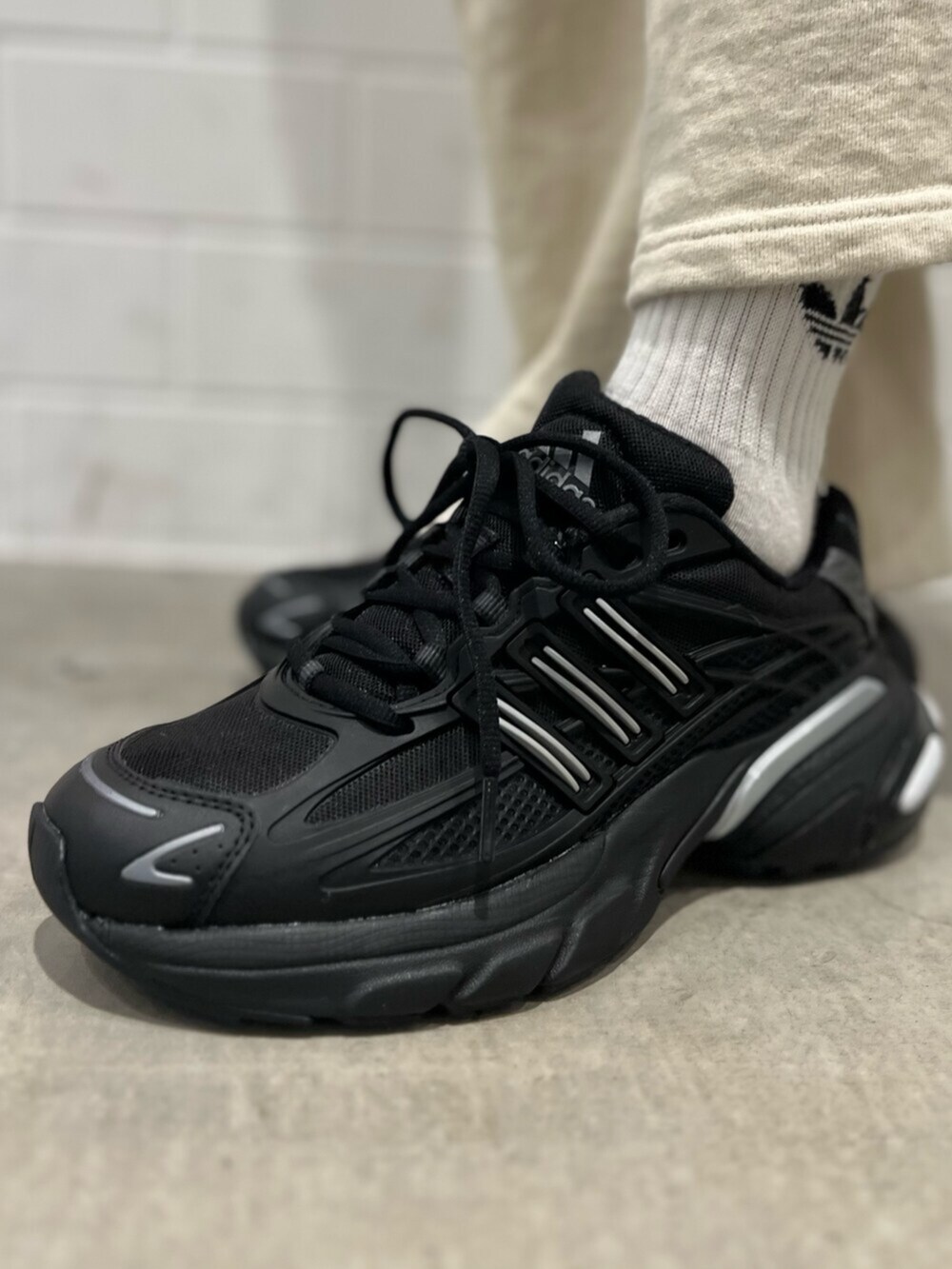 ブルー系のトップス、ブラック系のスニーカーを着用したレディースの冬コーディネートの6枚目の写真