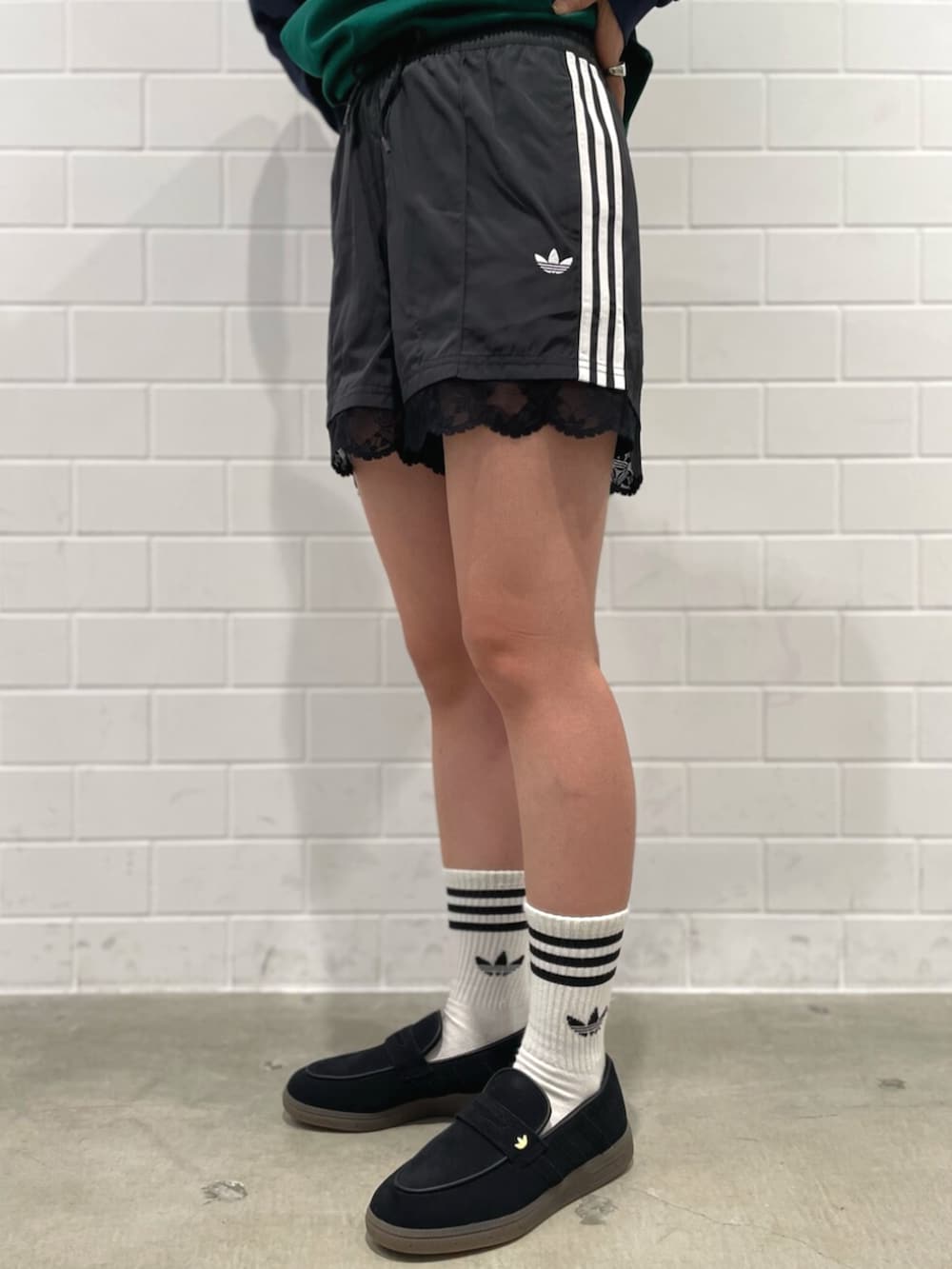 ブラック系のエコバッグ/サブバッグ、ブラック系のその他パンツ、グリーン系のポロシャツを着用したレディースの冬コーディネートの5枚目の写真