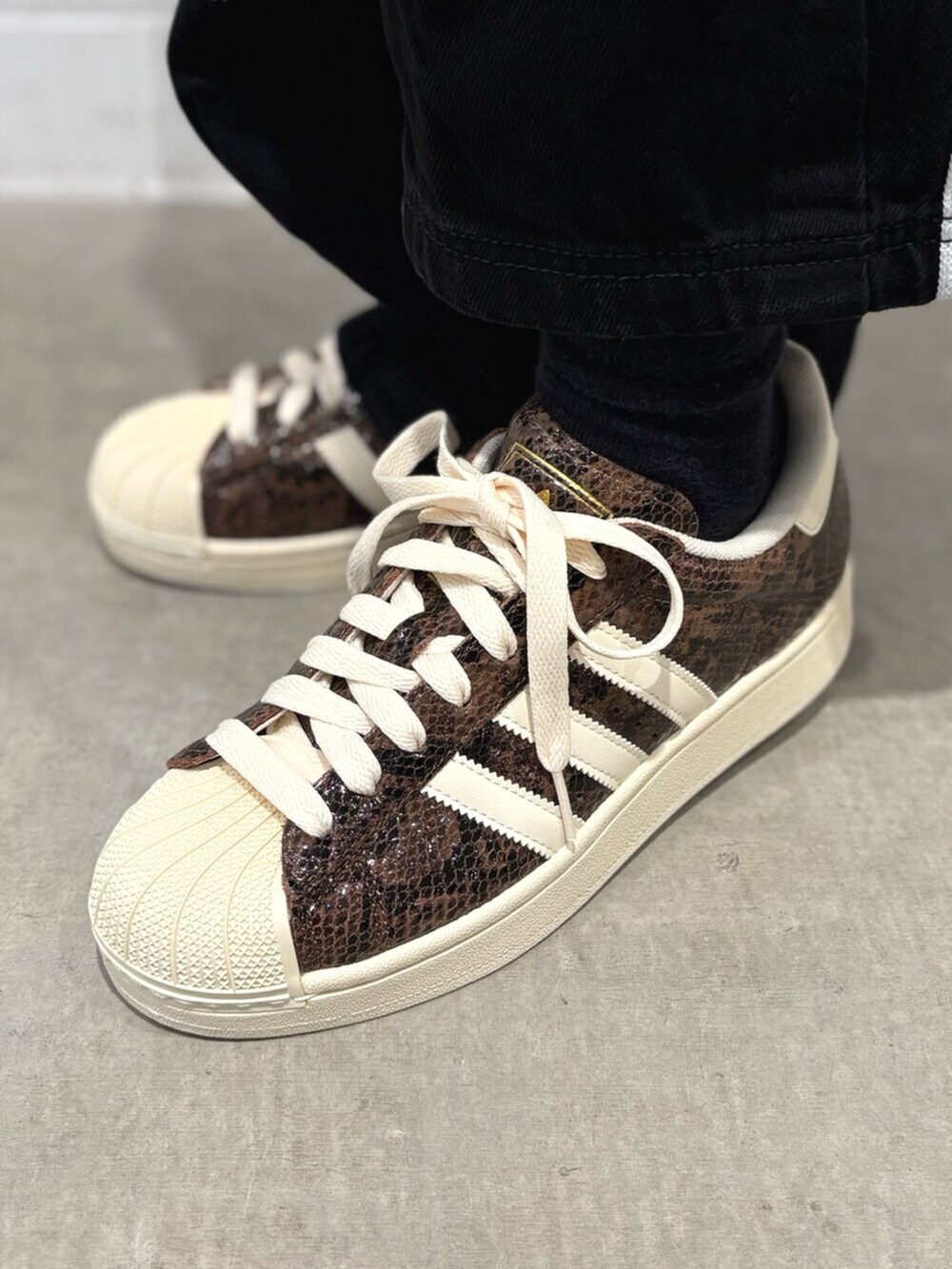 ベージュ系のショルダーバッグ、ブラウン系のジャケット/アウター、ブラック系のTシャツ/カットソーを着用したレディースの秋コーディネートの8枚目の写真