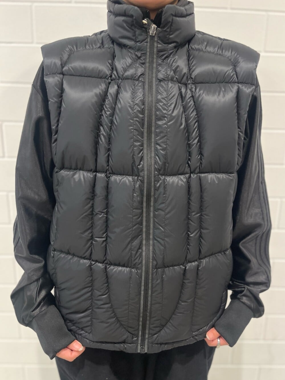 ブラック系のジャケット/アウター、イエロー系のスニーカー、ブラック系のジャージを着用したレディースの冬コーディネートの4枚目の写真