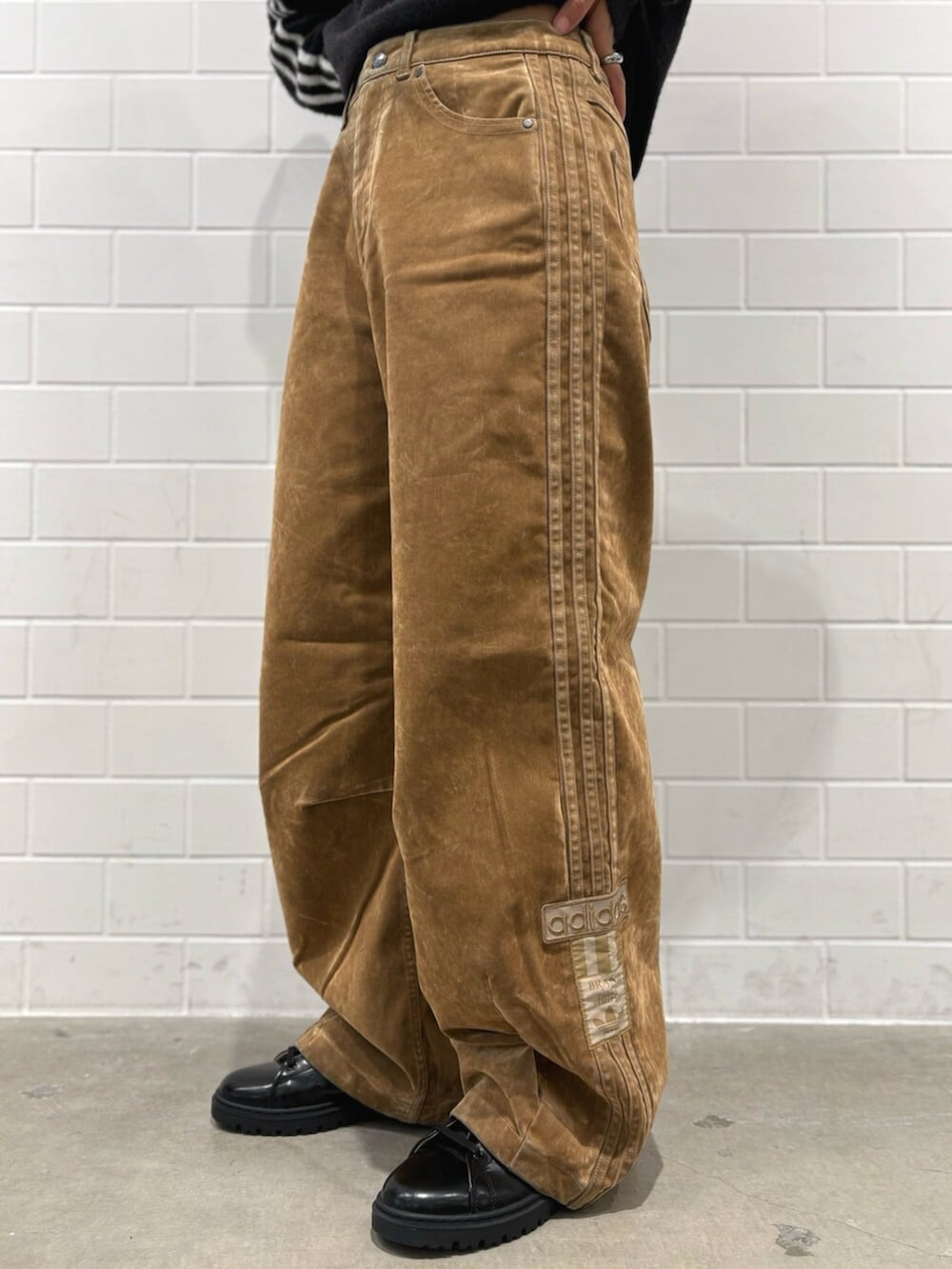 ブラック系のシューズ、ブラック系のニット/セーター、ブラウン系のその他パンツを着用したレディースの秋コーディネートの5枚目の写真