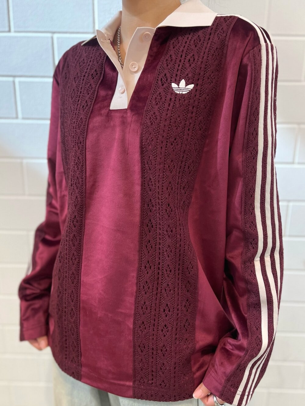 ブラウン系のスニーカー、ブルー系のデニムパンツ、レッド系のTシャツ/カットソーを着用したレディースの秋コーディネートの4枚目の写真