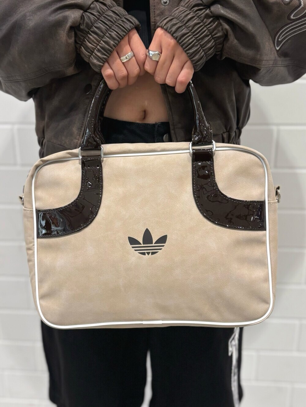 ベージュ系のショルダーバッグ、ブラウン系のジャケット/アウター、ブラック系のTシャツ/カットソーを着用したレディースの秋コーディネートの7枚目の写真