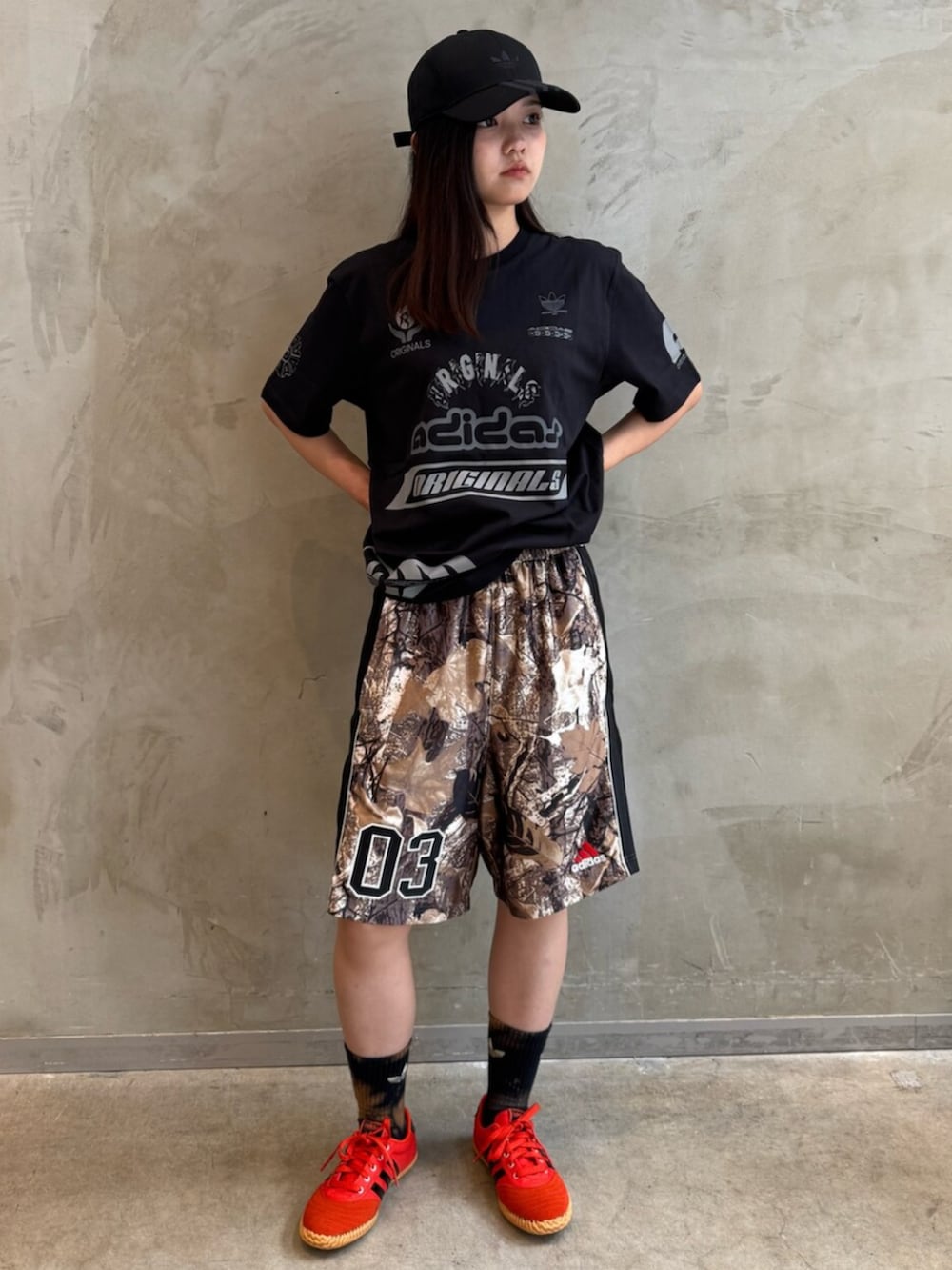 「adidas、adidas originals、アディダス、アディダスオリジナルス、スニーカー、Tシャツ、ハーフパンツ」｜「adidasのスポンサーズ 半袖Tシャツ / アディダスオリジナルス adidas Originals（Tシャツ/カットソー、ブラック系）」を使った、MNさん（レディース・161cm）の夏コーディネートの3枚目の写真