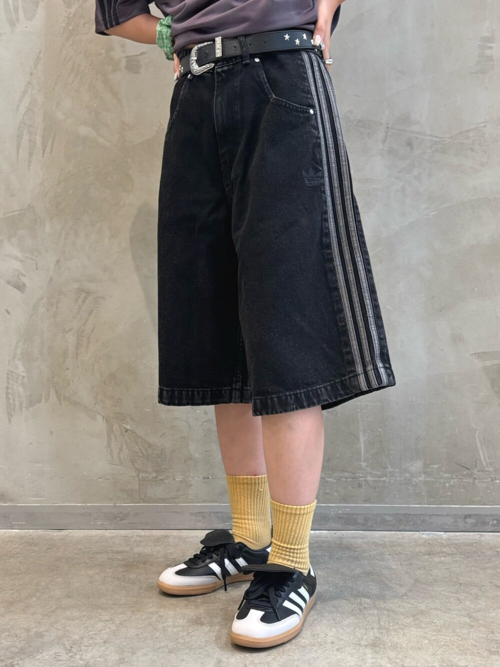 「adidas、adidas originals、アディダス、アディダスオリジナルス、スニーカー、Tシャツ、アディカラー、デニムハーフパンツ、samba、samba LT」｜「adidasのサンバ LT / Samba LT（シューズ、ブラック系）」を使った、MNさん（レディース・161cm）の夏コーディネートの5枚目の写真