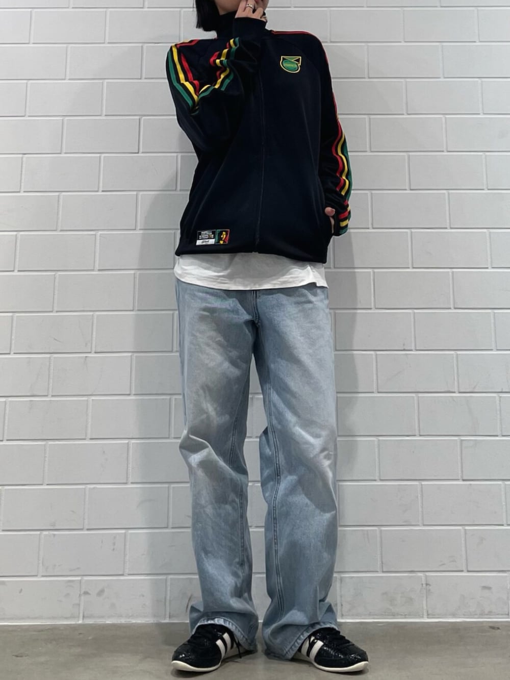 ブラック系のジャージ、ブラック系のスニーカーを着用したレディースの冬コーディネートの2枚目の写真