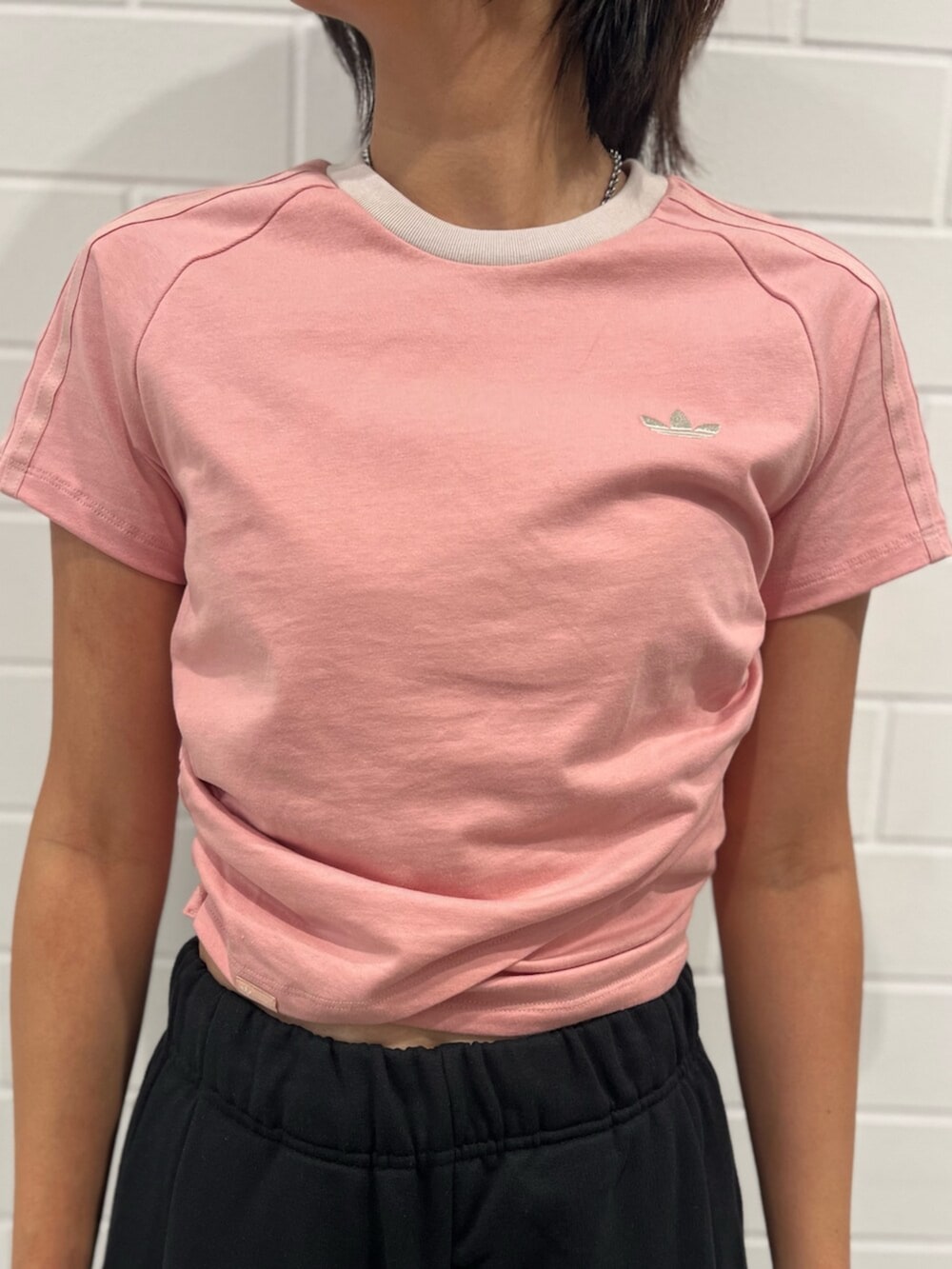 ブラック系のその他パンツ、ブラウン系のスニーカー、ベージュ系のハンドバッグを着用したレディースの秋コーディネートの3枚目の写真