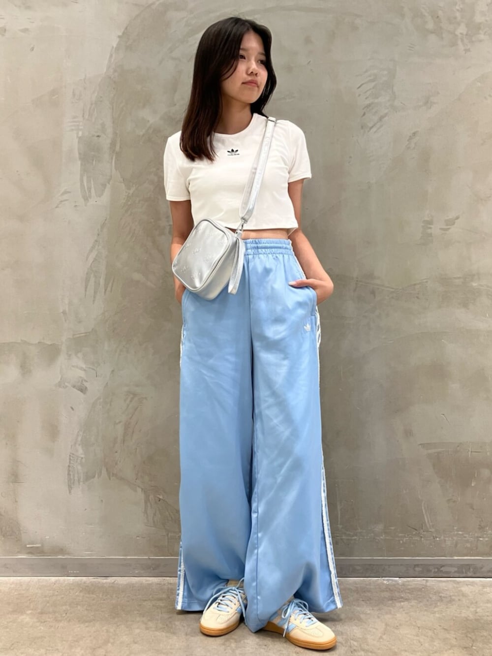 「スニーカー、Tシャツ、adidas、アディダス、ワイドパンツ、adidas originals、アディダスオリジナルス、SPEZIAL 」｜「adidasのアディカラー ダイヤモンドシェイプ バッグ / アディダスオリジナルス adidas Originals（ショルダーバッグ、シルバー系）」を使った、MNさん（レディース・161cm）の夏コーディネートの4枚目の写真