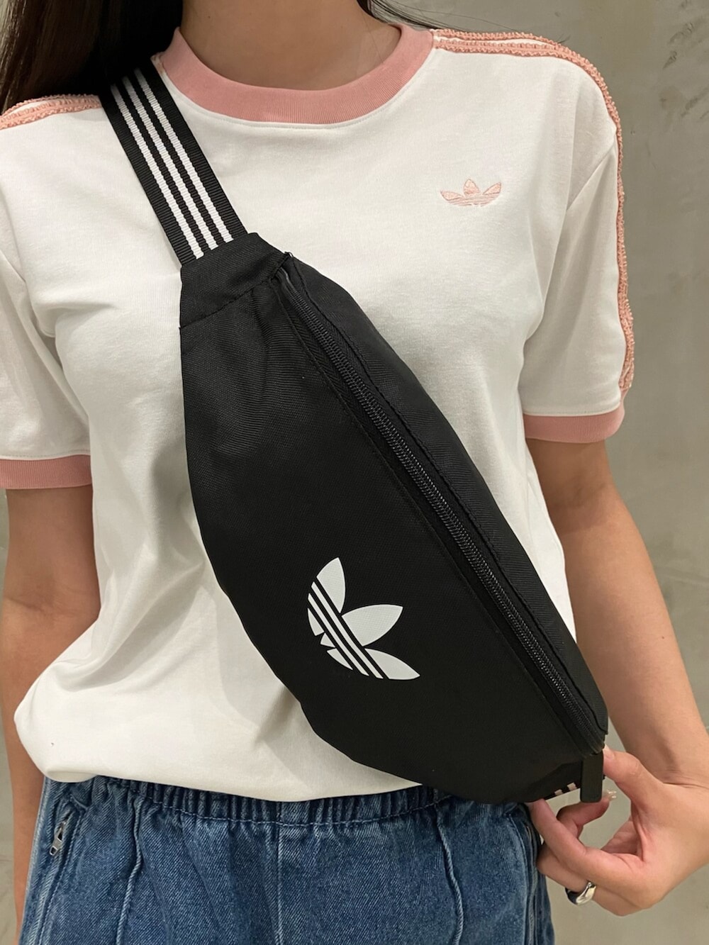 グレー系のスニーカー、ブルー系のデニムパンツ、ホワイト系のTシャツ/カットソーを着用したレディースの夏コーディネートの4枚目の写真