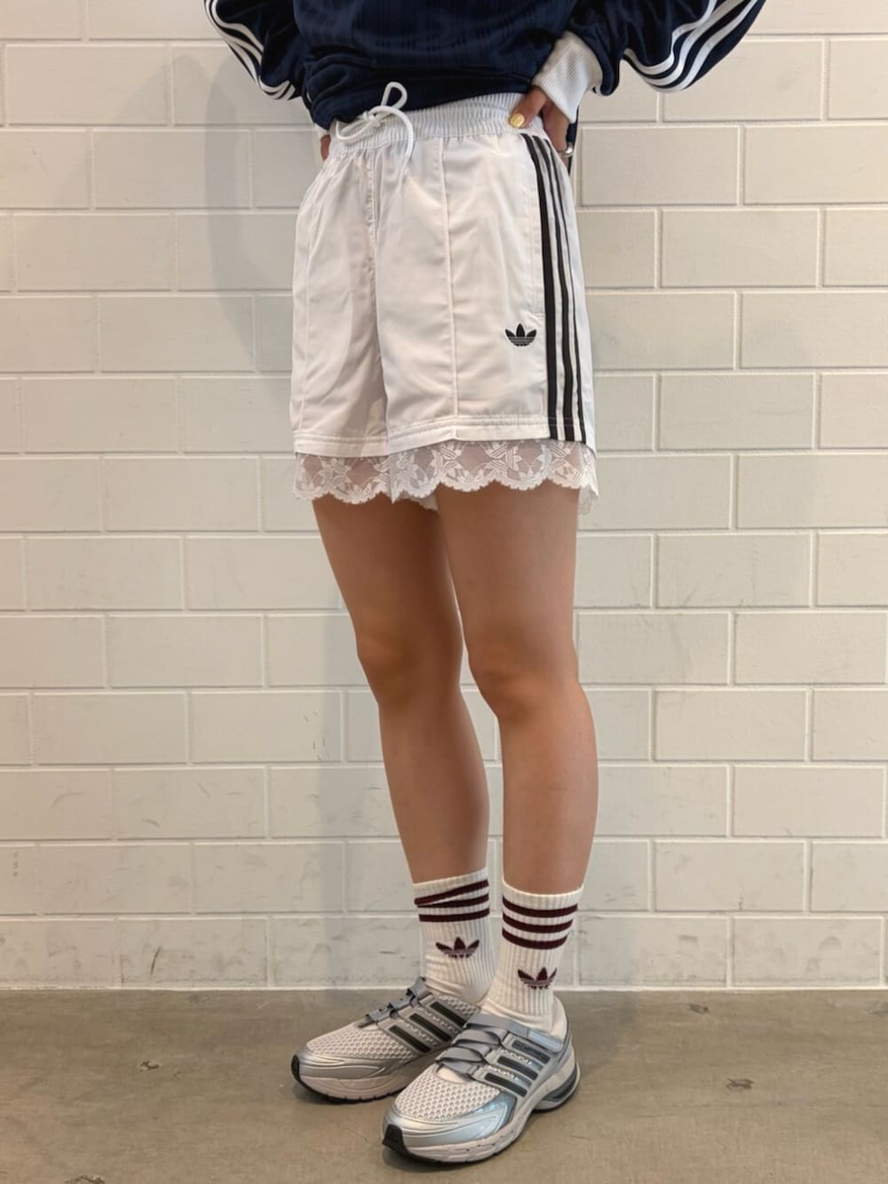 ホワイト系のその他パンツ、グレー系のスニーカー、ブルー系のTシャツ/カットソーを着用したレディースの夏コーディネートの5枚目の写真
