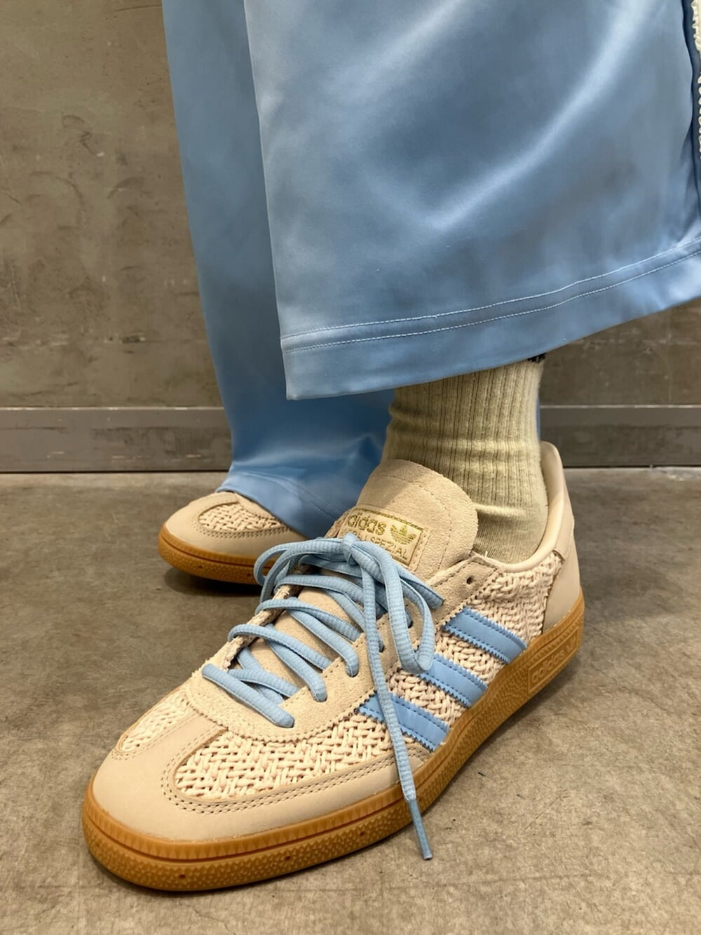 「スニーカー、Tシャツ、adidas、アディダス、ワイドパンツ、adidas originals、アディダスオリジナルス、SPEZIAL 」｜「adidasのアディカラー ダイヤモンドシェイプ バッグ / アディダスオリジナルス adidas Originals（ショルダーバッグ、シルバー系）」を使った、MNさん（レディース・161cm）の夏コーディネートの8枚目の写真