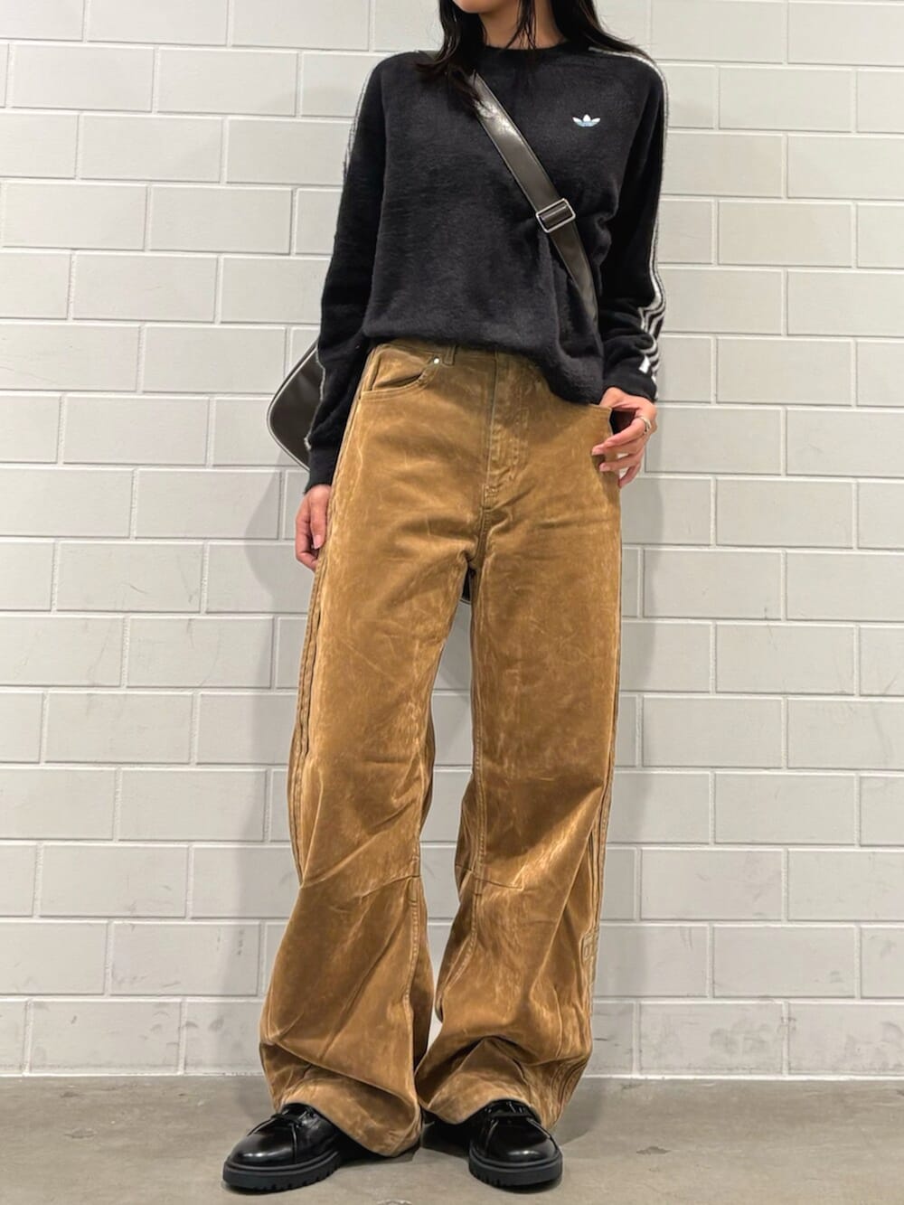 ブラック系のシューズ、ブラック系のニット/セーター、ブラウン系のその他パンツを着用したレディースの秋コーディネートの2枚目の写真