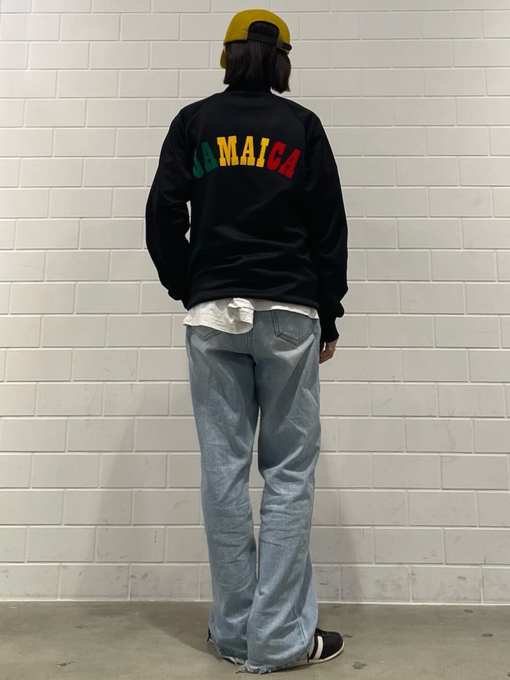 ブラック系のジャージ、ブラック系のスニーカーを着用したレディースの冬コーディネートの3枚目の写真