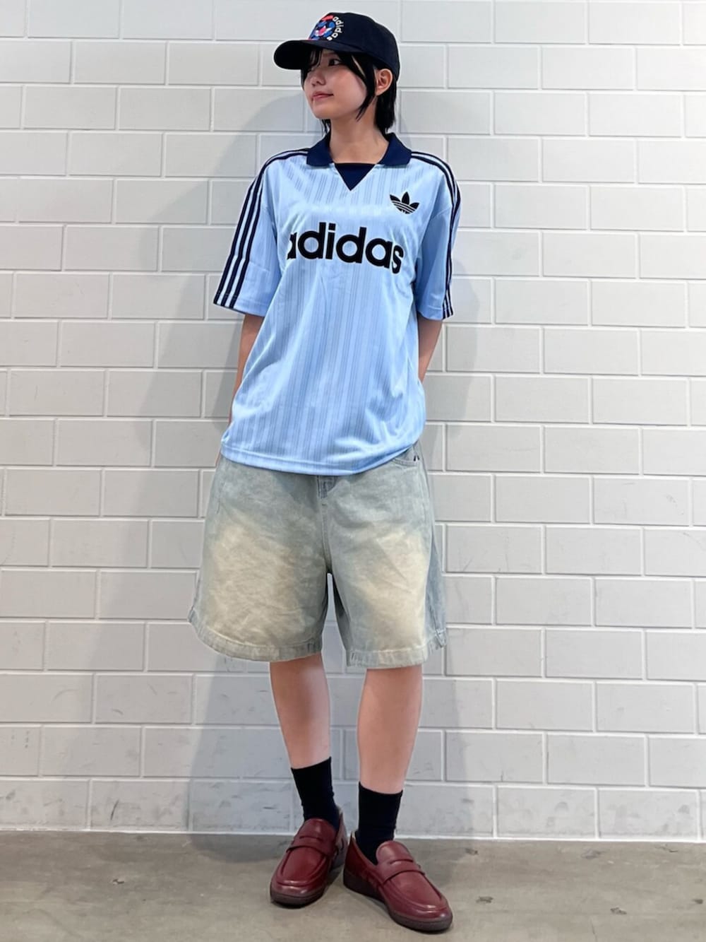 ブラウン系のローファー、ブルー系のTシャツ/カットソー、ブラック系のアクセサリーを着用したレディースの夏コーディネートの3枚目の写真