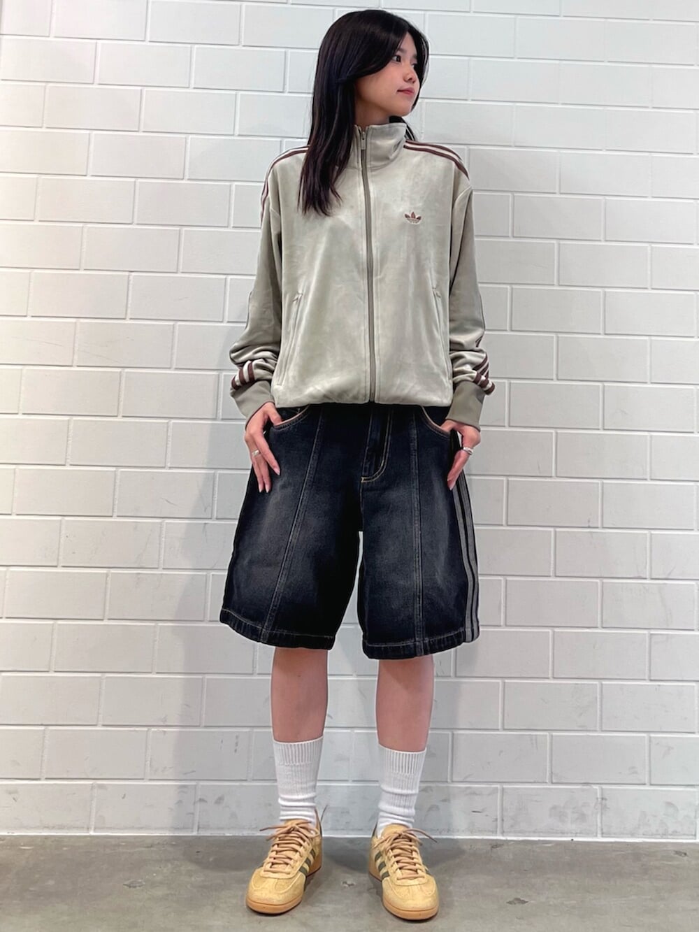 ベージュ系のスニーカー、ベージュ系のジャージ、ブラック系のその他パンツを着用したレディースの秋コーディネートの3枚目の写真