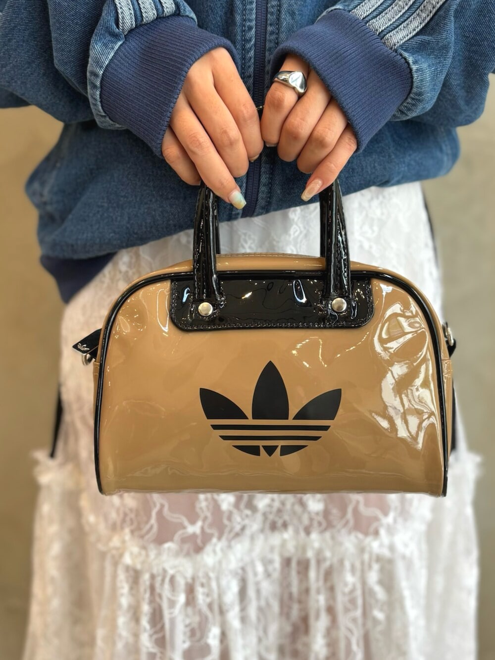 「スニーカー、スカート、デニムジャケット、adidas、アディダス、adidas originals、アディダスオリジナルス、gazelle」｜「adidasのアディカラー ミニボウリングバッグ/ アディダスオリジナルス adidas Originals（ショルダーバッグ、ベージュ系）」を使った、MNさん（レディース・161cm）の夏コーディネートの4枚目の写真