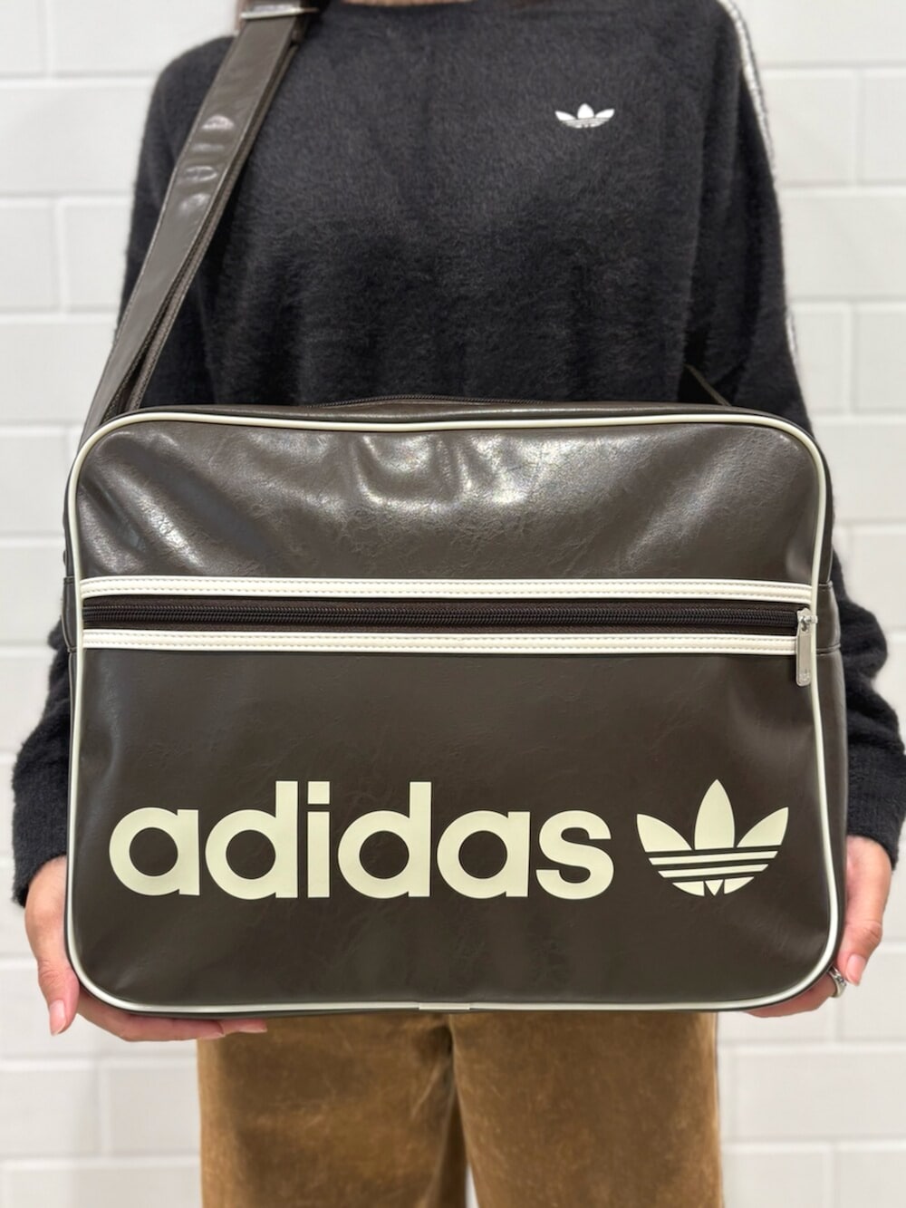 ブラック系のシューズ、ブラック系のニット/セーター、ブラウン系のその他パンツを着用したレディースの秋コーディネートの4枚目の写真