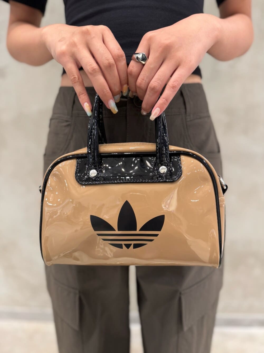 「adidas、adidas originals、アディダス、アディダスオリジナルス、スニーカー、カーゴパンツ、sambaLT、バッグ」｜「adidasのカットアウト カリ半袖Tシャツ / アディダスオリジナルス adidas Originals（Tシャツ/カットソー、ブラック系）」を使った、MNさん（レディース・161cm）の夏コーディネートの4枚目の写真
