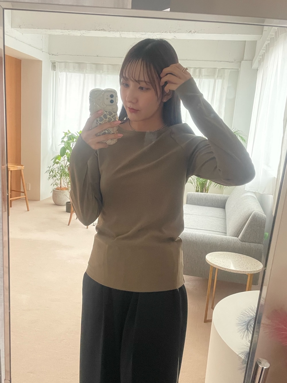 ブラウン系のトップス、ブラック系のその他パンツを着用したレディースの夏コーディネートの2枚目の写真